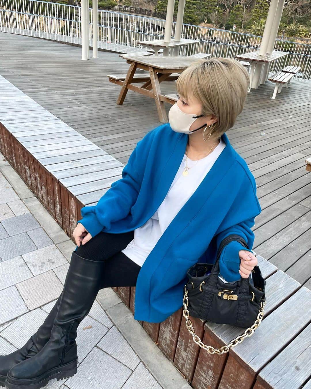 宮下美恵のインスタグラム：「水族館コーデ🐟💙  水族館なだけに青に💙 けど、青なだけに水槽の所で良かれと思って写メ撮ったら、 青すぎて映えてない😂  写真のセンス無しw けど、今季は青やネイビーにホワイト合わせが目が行く私です。  このホワイトの万能ロンT 3月12日webからも販売致します。  #青#ブルーコーデ #ママコーデ #水族館コーデ #水族館#アラフォーママ #三姉妹ママ #金髪ママ#金髪ショート #ショートヘア #低身長コーデ」