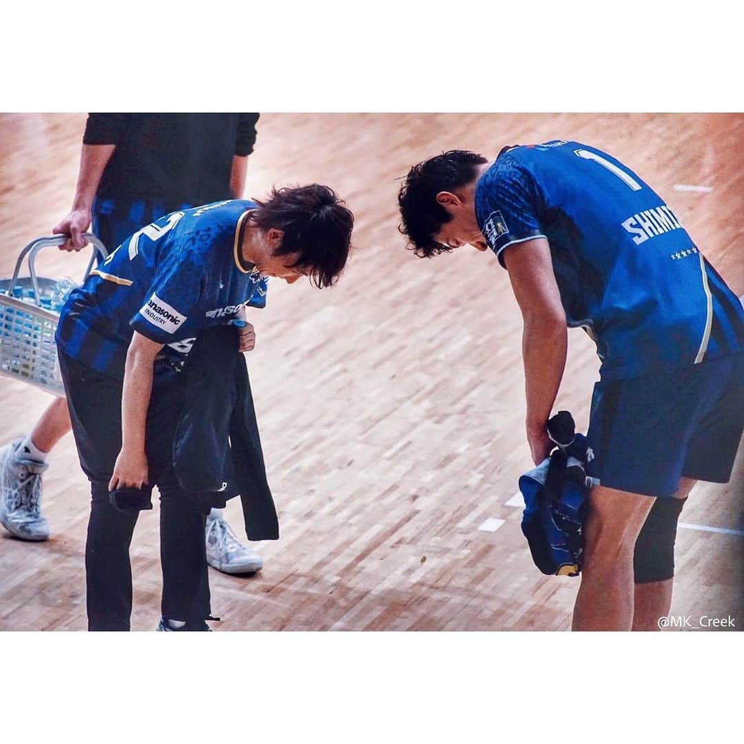 須賀健太のインスタグラム：「ペコリ。 本当良い写真たくさんで、サポーターの皆さんってすごい熱量だったなぁと改めて感じました！  インスタの写真、並んだ時のバランスもいい感じ😳笑」