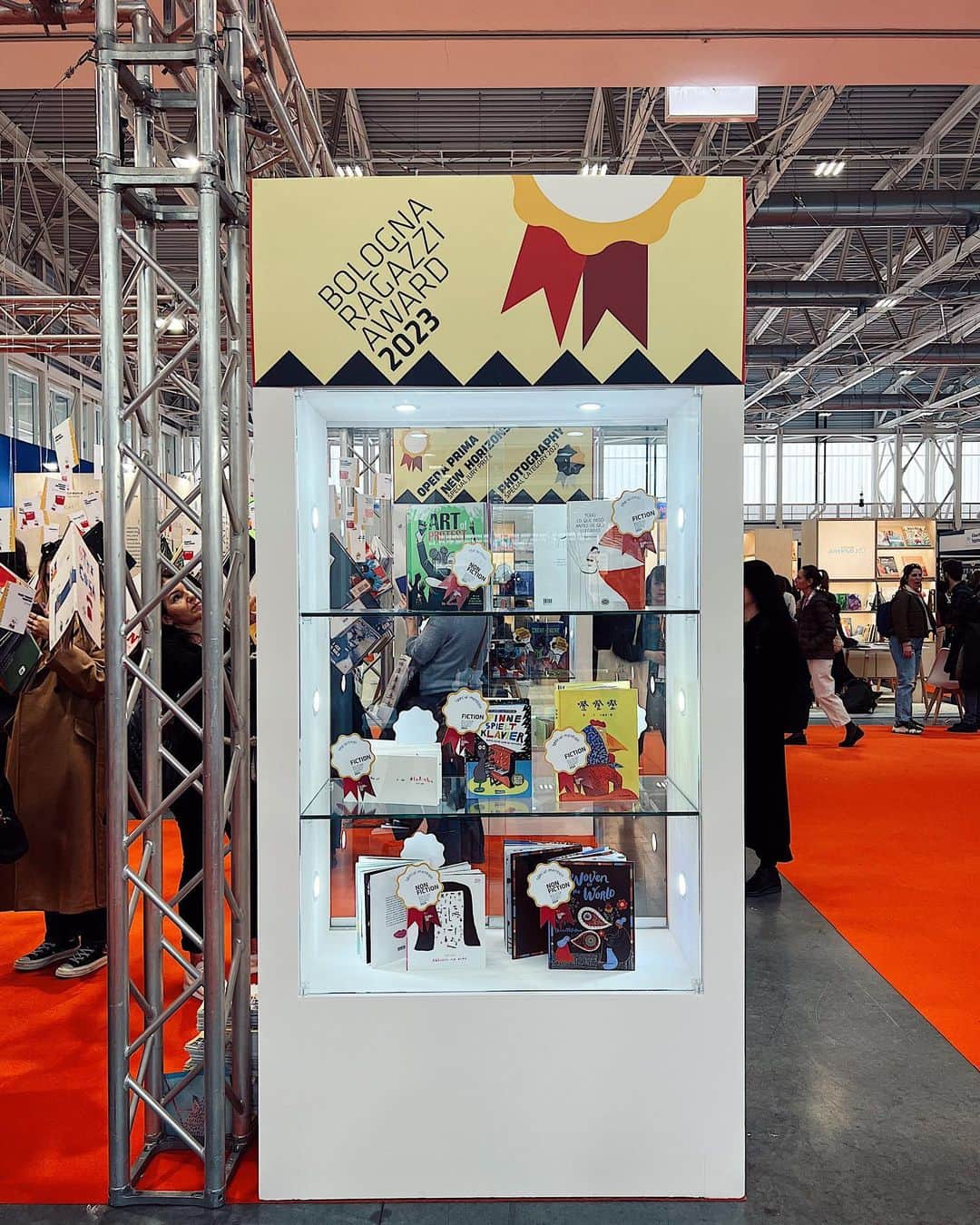 Dinara Mirtalipovaのインスタグラム：「The display of Bologna Ragazzi winning books at Bologna Children’s Book Fair   #bolognaragazziaward #bolognachildrensbookfair2023 #wovenoftheworld #bcbf23」