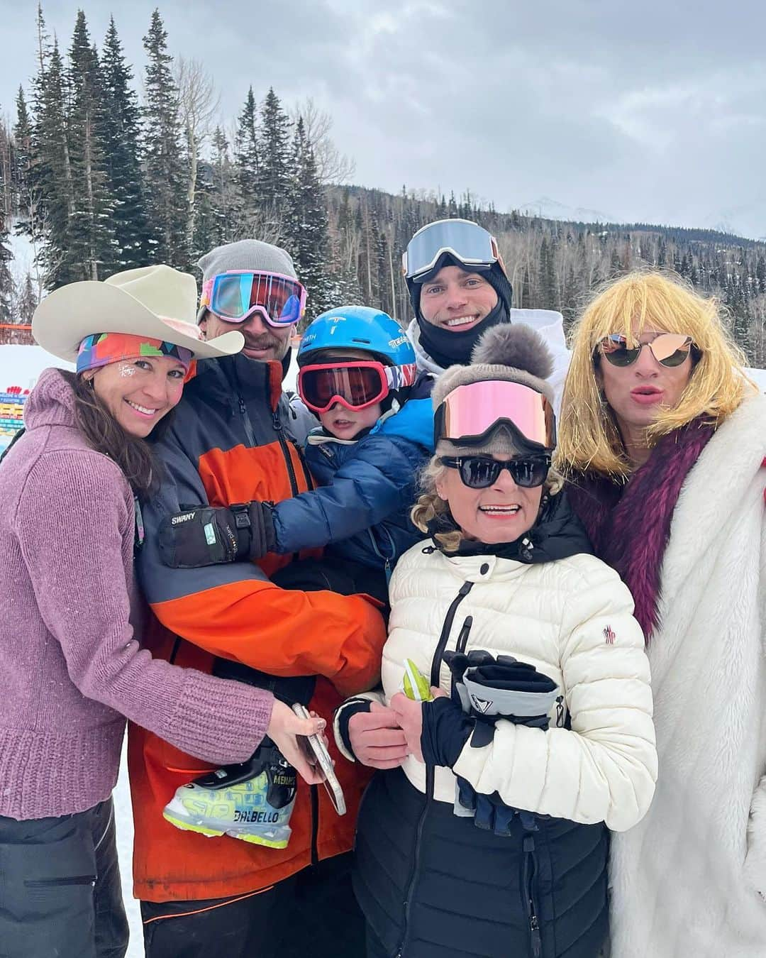 ガス・ケンワージーさんのインスタグラム写真 - (ガス・ケンワージーInstagram)「My Tellu-ride or dies! 🥹 Truly had the best time ever at @TellurideGaySki Week and I’m already looking forward to coming back next year - who else is gonna join?! 🌈⛷️」3月8日 9時15分 - guskenworthy