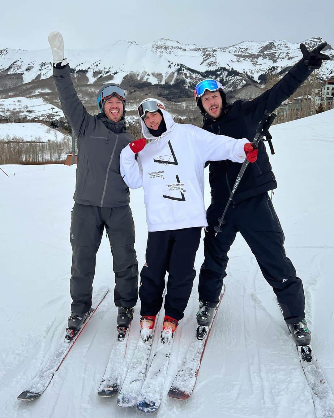 ガス・ケンワージーのインスタグラム：「My Tellu-ride or dies! 🥹 Truly had the best time ever at @TellurideGaySki Week and I’m already looking forward to coming back next year - who else is gonna join?! 🌈⛷️」