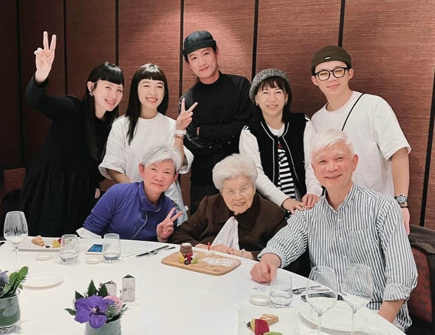ウェイ・ルーシュエンのインスタグラム：「可愛奶奶👵🏻93歲生日， 祝奶奶身體健康，長命百歲，天天開心！  最喜歡和家人一起吃飯了～」