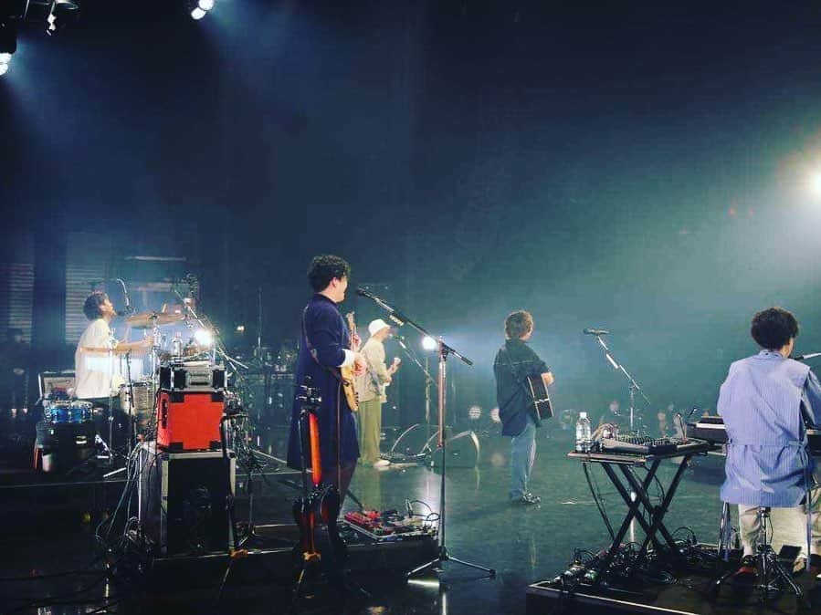 横山祐介さんのインスタグラム写真 - (横山祐介Instagram)「🥁2023.3.7📸 Zepp Hanedaでの 花冷え。×センチミリメンタル×wacci とてつもなく楽しいライブになっちゃいましたね〜。 目撃してくれたみなさんありがとうございました！ 三者三様のステージで対バンの良さがギュッと詰まった夜でした。  そして、ついにナガシマタカトさんと初対面！ライブ前もライブ後もたくさん話せて楽しかった〜🥁 素晴らしいriddimキットの前で📷  ちなみに「とって」のイントロで横山の音も流れてたので、ある意味ツインドラムでした（笑  ドラマーとしてもめちゃくちゃ刺激的な1日。またまたモチベーションが高まりました🌋 頑張ろう。  #wacci #センチミリメンタル #花冷え。 #riddim #gretschdrums  #meinlcymbals  #promarksticks  #evansdrumheads  #drums #drummer #drumlife  #drumuniversity #drumstagram」3月8日 9時44分 - yan_drums_wacci