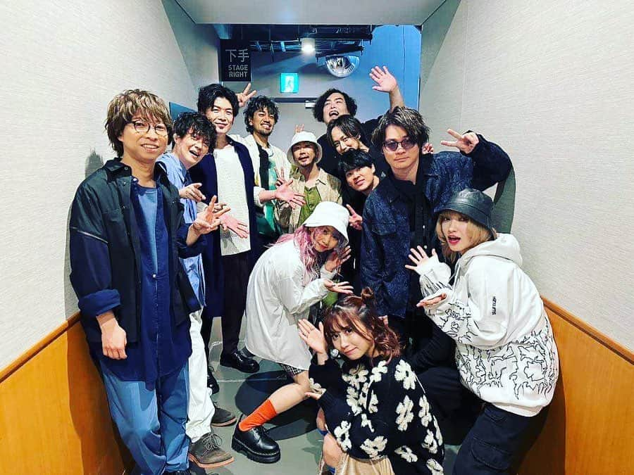 横山祐介のインスタグラム：「🥁2023.3.7📸 Zepp Hanedaでの 花冷え。×センチミリメンタル×wacci とてつもなく楽しいライブになっちゃいましたね〜。 目撃してくれたみなさんありがとうございました！ 三者三様のステージで対バンの良さがギュッと詰まった夜でした。  そして、ついにナガシマタカトさんと初対面！ライブ前もライブ後もたくさん話せて楽しかった〜🥁 素晴らしいriddimキットの前で📷  ちなみに「とって」のイントロで横山の音も流れてたので、ある意味ツインドラムでした（笑  ドラマーとしてもめちゃくちゃ刺激的な1日。またまたモチベーションが高まりました🌋 頑張ろう。  #wacci #センチミリメンタル #花冷え。 #riddim #gretschdrums  #meinlcymbals  #promarksticks  #evansdrumheads  #drums #drummer #drumlife  #drumuniversity #drumstagram」