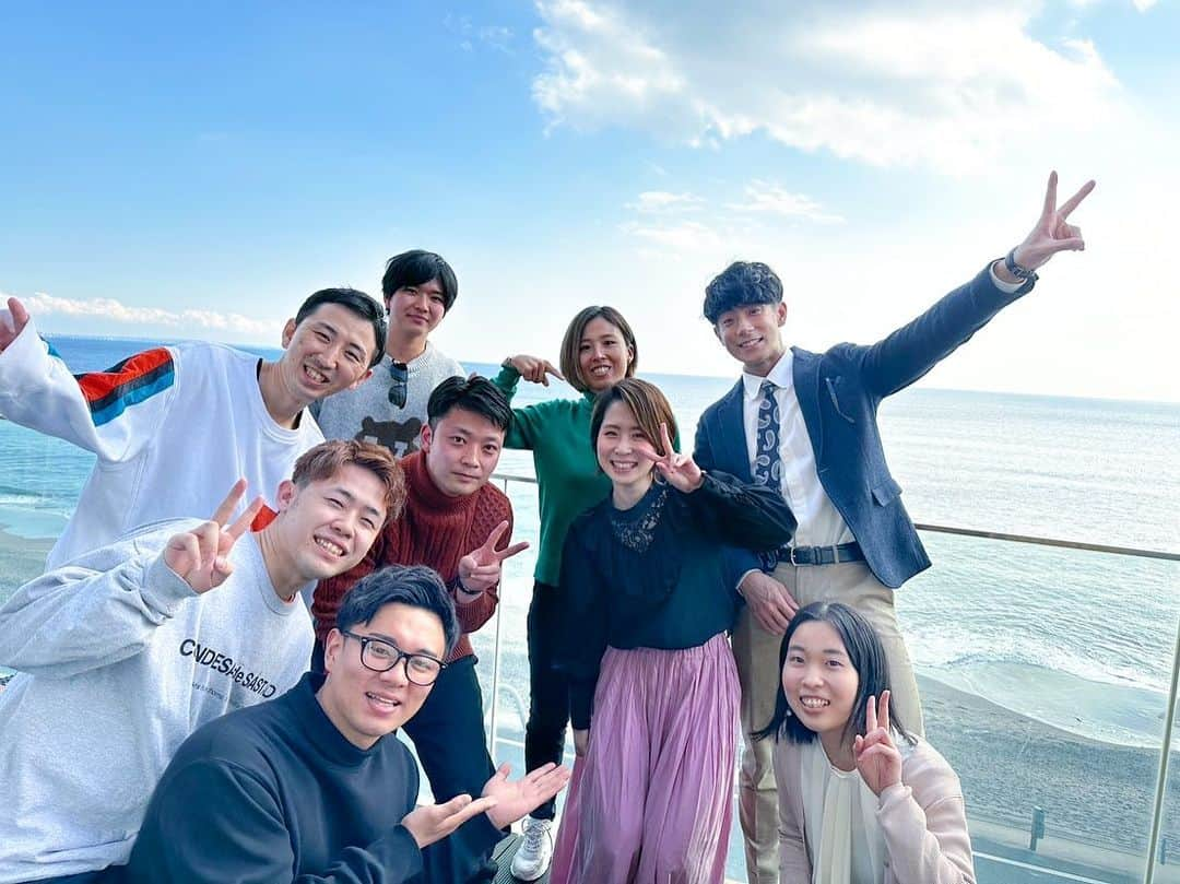 新井里茄のインスタグラム：「湘南で遊んできました🏖️ ・ めちゃくちゃ景色のいいお部屋でめちゃくちゃ美味しい食事をして、とても雑なサプライズをした後に(笑) 大人の秘密基地で普通に遊んできました😋笑 ・ 感じる事が多すぎて言葉にできないけど、マスクだけは左お尻ポケットに入れたのは間違っていた、、。🤦🏽‍♀️笑 ・ この機会を勝ち取った自分も最高だし、来てくれたみんなも最高だし、何より輝一さんありがとうございます😊🙌🏽  #湘南 #当たり前に晴れ  #大人の秘密基地 #バースデーサプライズ #突然サプライズじゃなくなる #マリカーでドリフト覚えました #麻雀を学びました #あとあたしと中野にいやん顔黒すぎな気が」