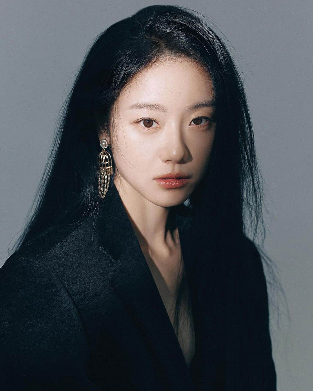 イ・シウォンのインスタグラム：「I SEE YOU   #abyss #beyondgoodandevil  Wer mit Ungeheuern kämpft, mag zusehn, daß er nicht dabei zum Ungeheuer wird. Und wenn du lange in einen Abgrund blickst, blickt der Abgrund auch in dich hinein.」