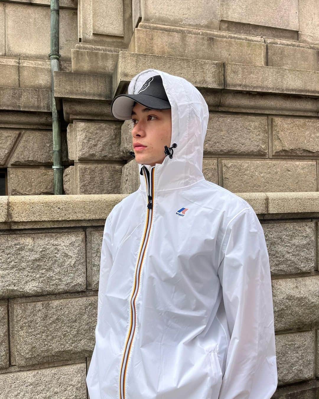 のインスタグラム：「@kway_official 🤍🦢 アウトドアでもタウンユースでも間違いなく決まる。パッカブルなのでスポーツシーンや旅行にも！一年中活躍してくれるおしゃれなウィンドブレーカーです!  #kway #ケーウェイ」