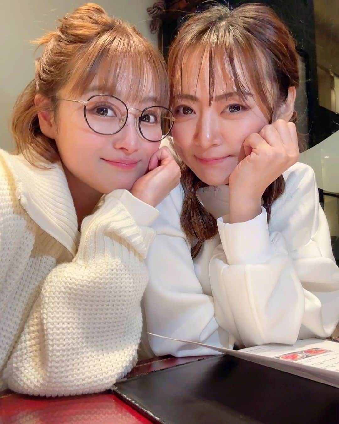 鈴木奈々のインスタグラム：「昨日はみかんさんと一緒にテレビのお仕事でした😆💕💕 昨日の収録はかなり緊張したよー！ でも、無事に終わって一安心です♡♡ 収録終わりにみかんさんと焼肉食べに行きましたー😋✨✨✨ オンエアは4月なのでまた告知しますね🌸 #みかんさんと #仲良し #大好きな人」