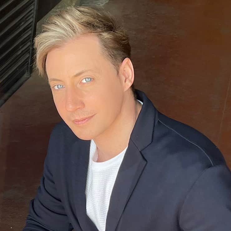ジョナサン・シガーのインスタグラム：「キラっ✨ 太陽の光がいちばんだね！」