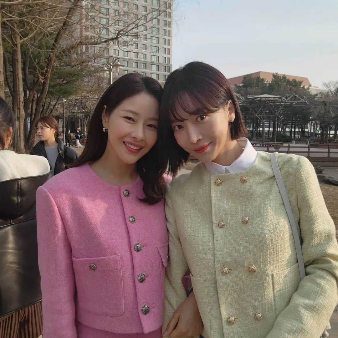 ペ・グリンのインスタグラム：「👩‍❤️‍👩진달래와개나리👭」