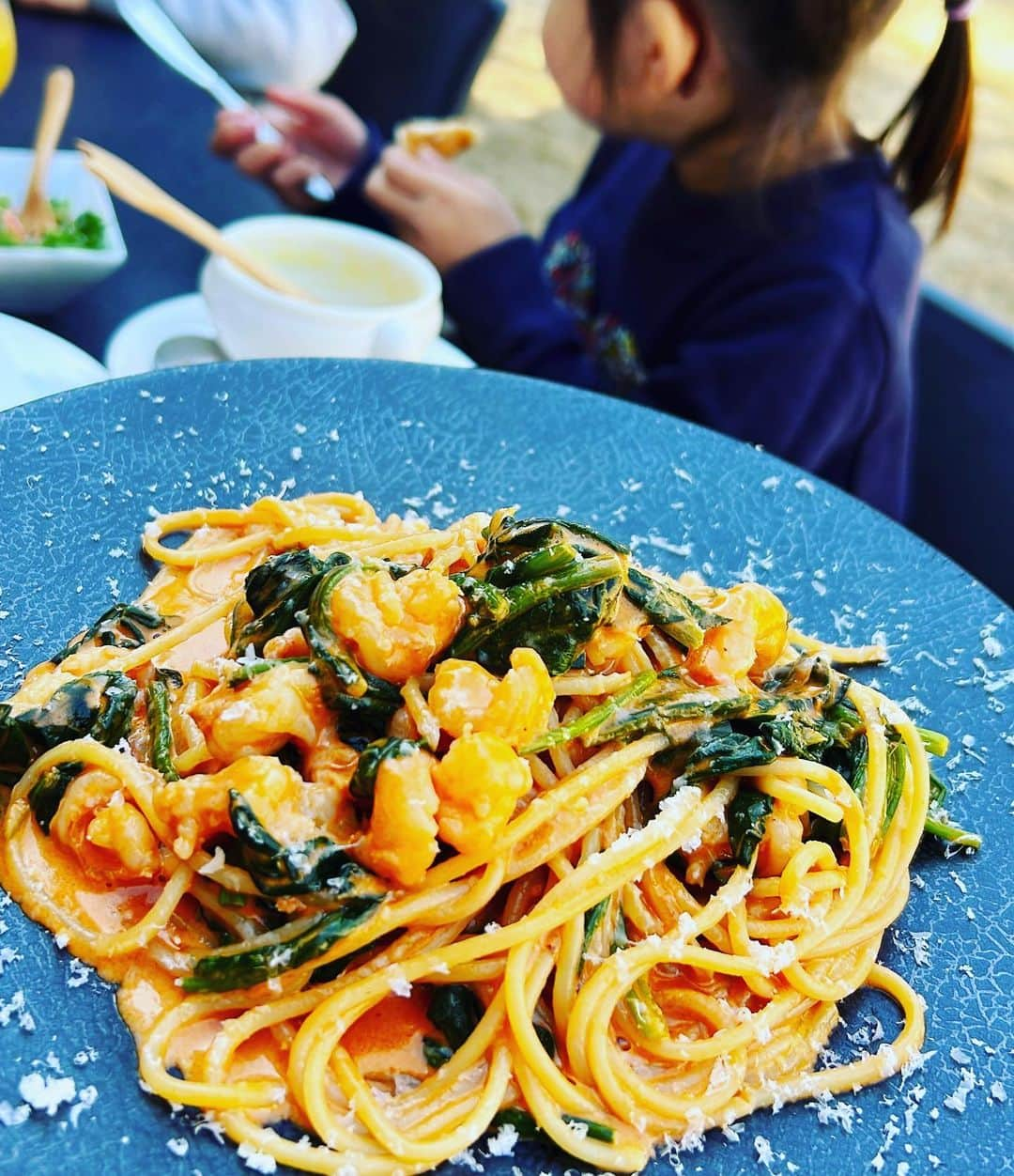 嶺恵斗のインスタグラム：「カフェ𓂂꙳𓂅◌ ⁡ この日はまだ寒かったけれど 子供たちも遊べるテラスで わいわいランチ♪ ⁡ 子供と一緒だとバタバタで 味わう余裕があまりないけれど笑 こんな日が来ることが ただただ喜びだったり…♡ 毎日が奇跡だなぁ〜と思う日々。 パスタが最高に美味しかった❣️ ⁡ 今月は卒園式や入学の準備で 頭こんがらがってるけれど これも一度しかないことなのかと思うと、１日１日大切に 過ごそうと思います♪ ⁡ 先ずは… 卒園式の洋服決めないと(まだそこ) #ある日の #休日  #ママ友 #セレクト #ランチ  #癒しの時間 #幸せ時間  #リフレッシュ #卒園式#何着よう #悩み中  #バタバタ  の#3月」