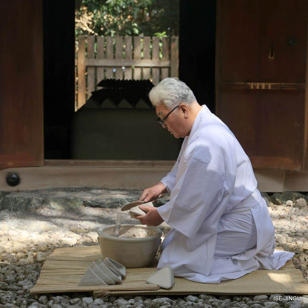 伊勢神宮さんのインスタグラム写真 - (伊勢神宮Instagram)「#伊勢神宮 #神宮 #神社 #心のふるさと #御塩殿神社 #内宮 #所管社 #伊勢市二見町 #御塩焼固 #塩 #神饌 #御料地 #神宮125社 #isejingu #jingu #soul_of_japan #japan #jinja #shinto #mishiodonojinja #salt」3月8日 11時00分 - isejingu.official