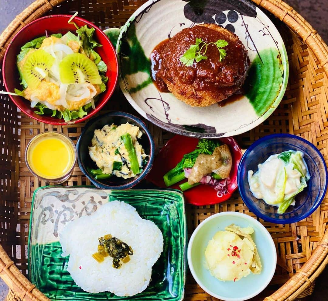 vegecafe＋αのインスタグラム：「３月のかご御膳🌷  A 春キャベツたっぷりメンチカツ 　　　　　or B 豚肩ロースの煮込み  ⚫︎青梗菜とキノコのクリーム煮 ⚫︎菜の花とホタルイカの酢味噌和え ⚫︎新ジャガイモの皮付き粉吹き芋 ⚫︎南瓜のムース ⚫︎ヒジキニラ玉子 ⚫︎新玉ねぎとキウイの春サラダ ⚫︎ご飯 ⚫︎野菜のスープ  暖かくなってきたので、 緑も生き生きしてきましたね🌿 春はもうすぐそこ🌸  #vegecafe#ベジカフェプラスアルファ #ベジカフェプラスアルファー #ベジカフェ#新大阪グルメ #新大阪カフェ #新大阪ランチ #西中島南方グルメ #西中島グルメ #西中島南方ランチ#西中島ランチ #西中島南方カフェ #野菜たっぷり#野菜たっぷりランチ」