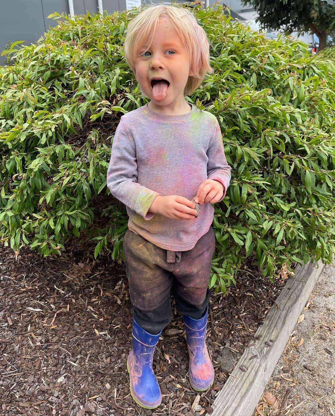 エミリー・デ・レイヴィンさんのインスタグラム写真 - (エミリー・デ・レイヴィンInstagram)「Happy Holi day!  Theo had some fun with this at kindie!!🌈❤️💙💜💛💚💖#holi」3月8日 11時35分 - emiliede_ravin