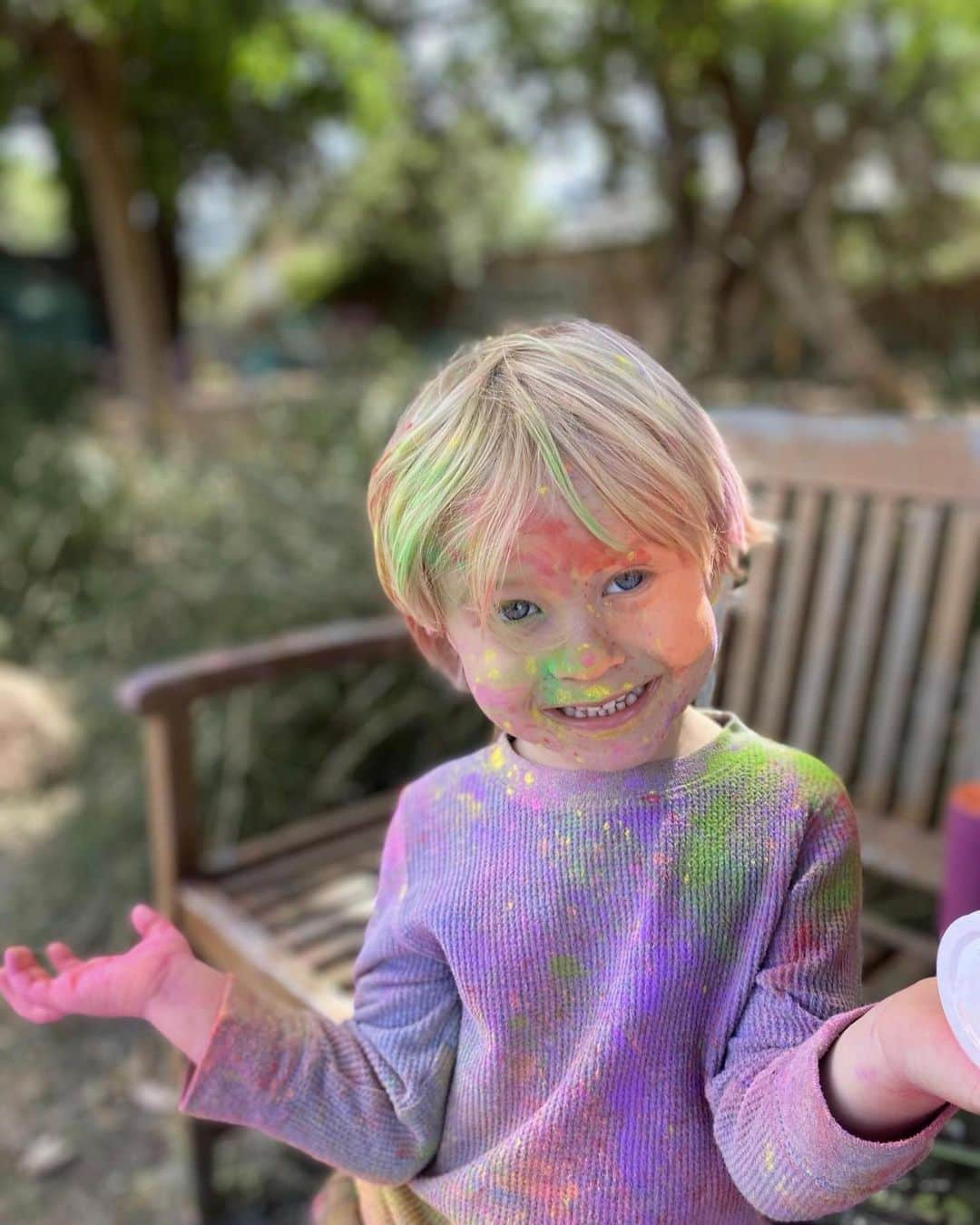 エミリー・デ・レイヴィンさんのインスタグラム写真 - (エミリー・デ・レイヴィンInstagram)「Happy Holi day!  Theo had some fun with this at kindie!!🌈❤️💙💜💛💚💖#holi」3月8日 11時35分 - emiliede_ravin