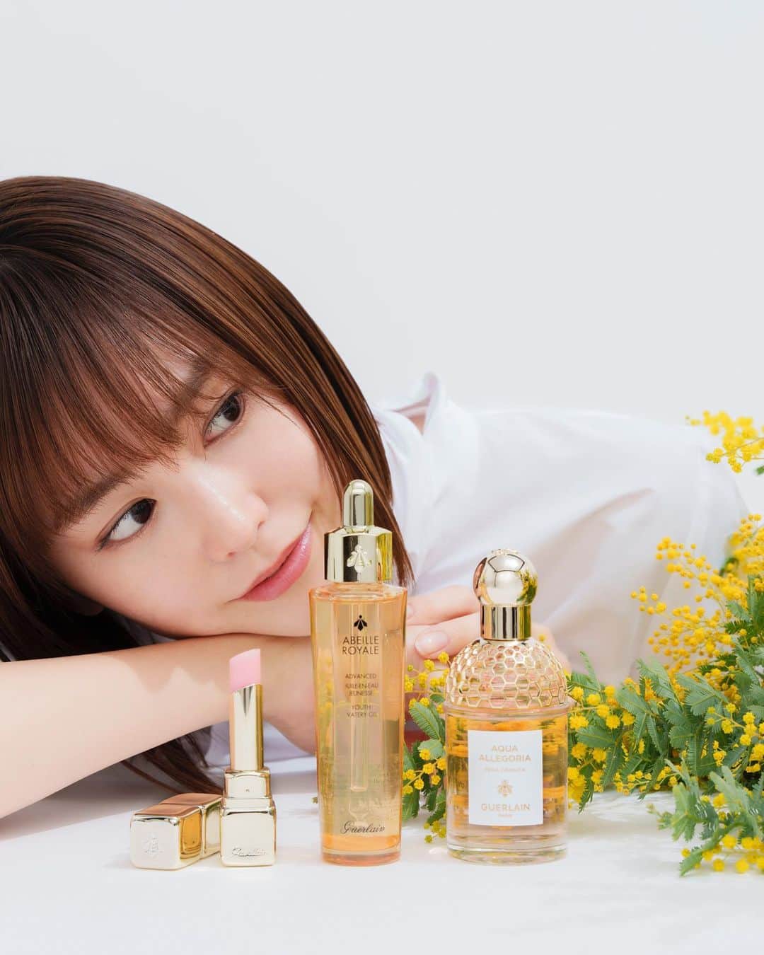 桐谷美玲さんのインスタグラム写真 - (桐谷美玲Instagram)「🌼🐝🌼🐝🌼🐝🌼🐝🌼🐝🌼 今日、3月8日は国際女性デー。 女性の生き方を考える日。 私もひとりの働く女性としてとても大切な日だと思っています😌  私がアンバサダーを務めているゲランも、WOMEN FOR BEESという、女性養蜂家を育成するプログラムを実施しているそうです🐝 女性の自立支援とミツバチ保護活動を目指しているもので、応援していきたい活動の１つ。  そして、私のスキンケアにかかせない #アベイユロイヤル コルシカハニーたっぷりの #キスキスビーグロウ 天然由来成分最大95％のフレグランス、#アクアアレゴリア など、 ミツバチを大切にしているゲランだからこそ、ハチミツや自然の恵みから生まれた素敵なコレクションがたくさん。 製品の開発背景や環境に与える影響なども興味深く、日々勉強です✏️ @guerlain #ゲラン #WomenforBees #国際女性デー #Guerlain_ambassador 🌼🐝🌼🐝🌼🐝🌼🐝🌼🐝🌼」3月8日 11時37分 - mirei_kiritani_