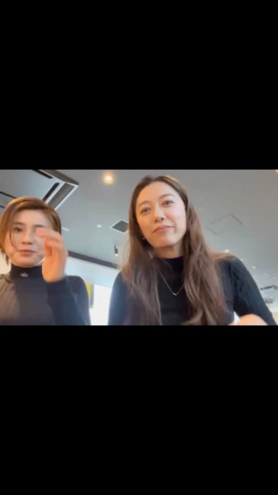 青木佐知のインスタグラム：「・ 眉間に皺 大笑いしすぎ 前のめりすぎ  気になることばかりですが、 いい感じ👍✨ になれる人と会える時間は貴重な時間❣️ ピラティス後、サクッと会って、 パワーチャージ❤️ 打ち合わせなしのブラックコーデ✨ 2人組のガールズユニットといえば、 PUFFY❣️さんということで🥰」