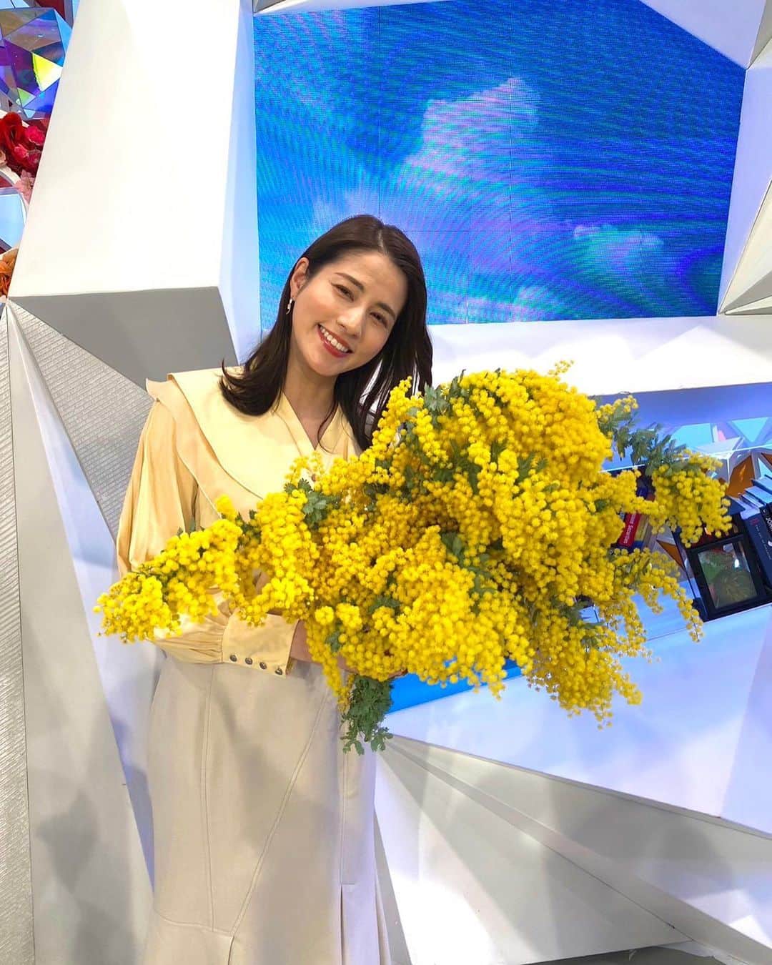 フジテレビアナウンサーのインスタグラム：「今日3月8日は国際女性デー！  ミモザの日とも言わることにちなんでミモザカラーの衣装です🌼  #ミモザの日 #国際女性デー #フジテレビアナウンサー」