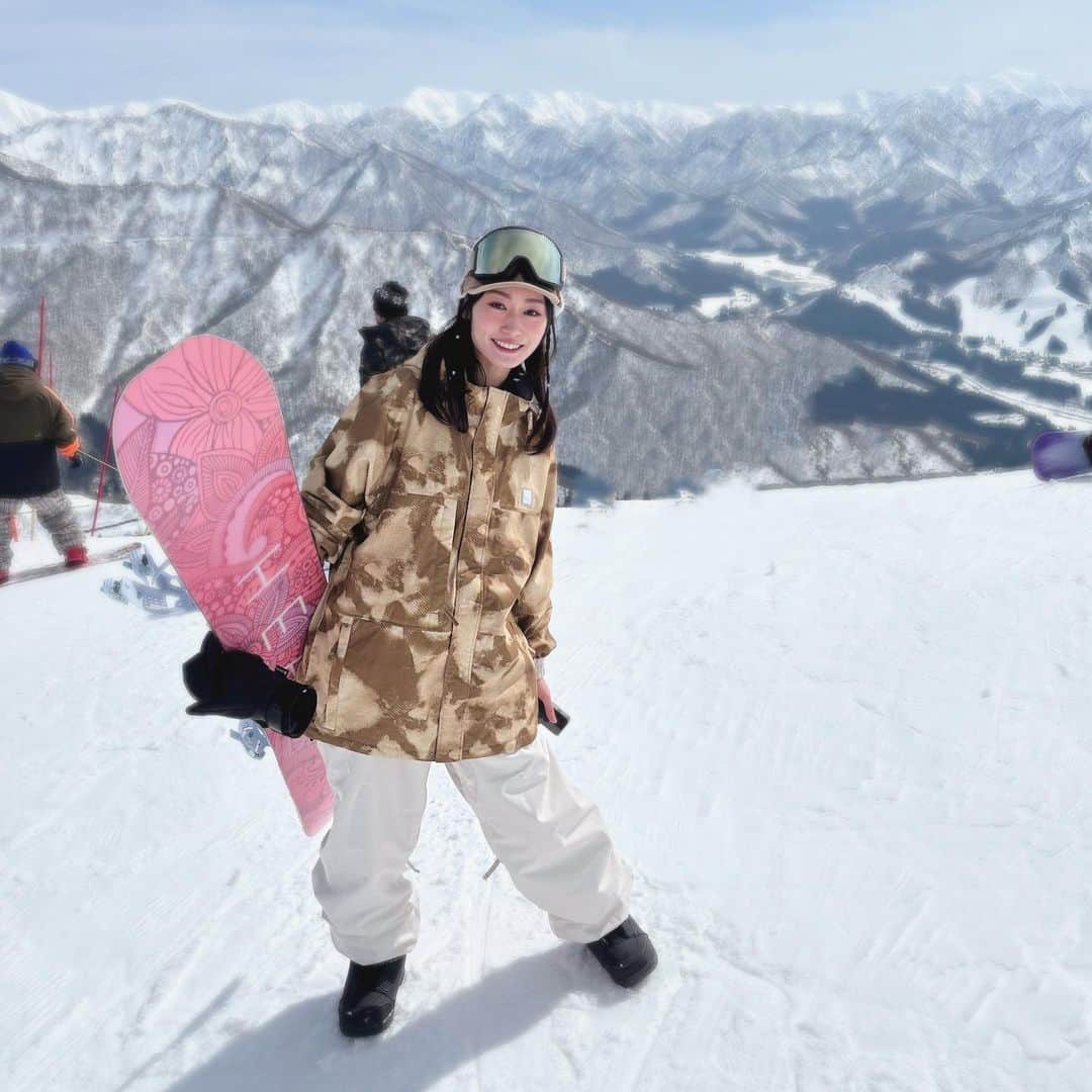 真崎かれんさんのインスタグラム写真 - (真崎かれんInstagram)「@snowangel_mag さんの撮影で 初の上越国際・岩原スキー場へ！🏂  スノボーを始めてもう10年以上は経つけど、 まだまだ行ったことないスキー場が沢山あるから、 とっても楽しかった😆  そしてボードもウェアも、 ほんっとにどタイプ。😍  私は今全身筋肉痛です…😶笑  #snowangel #snowbording #snowbordgirl  #上越国際スキー場 #岩原スキー場 #スノボー女子 #🏂」3月8日 11時51分 - karen_masaki