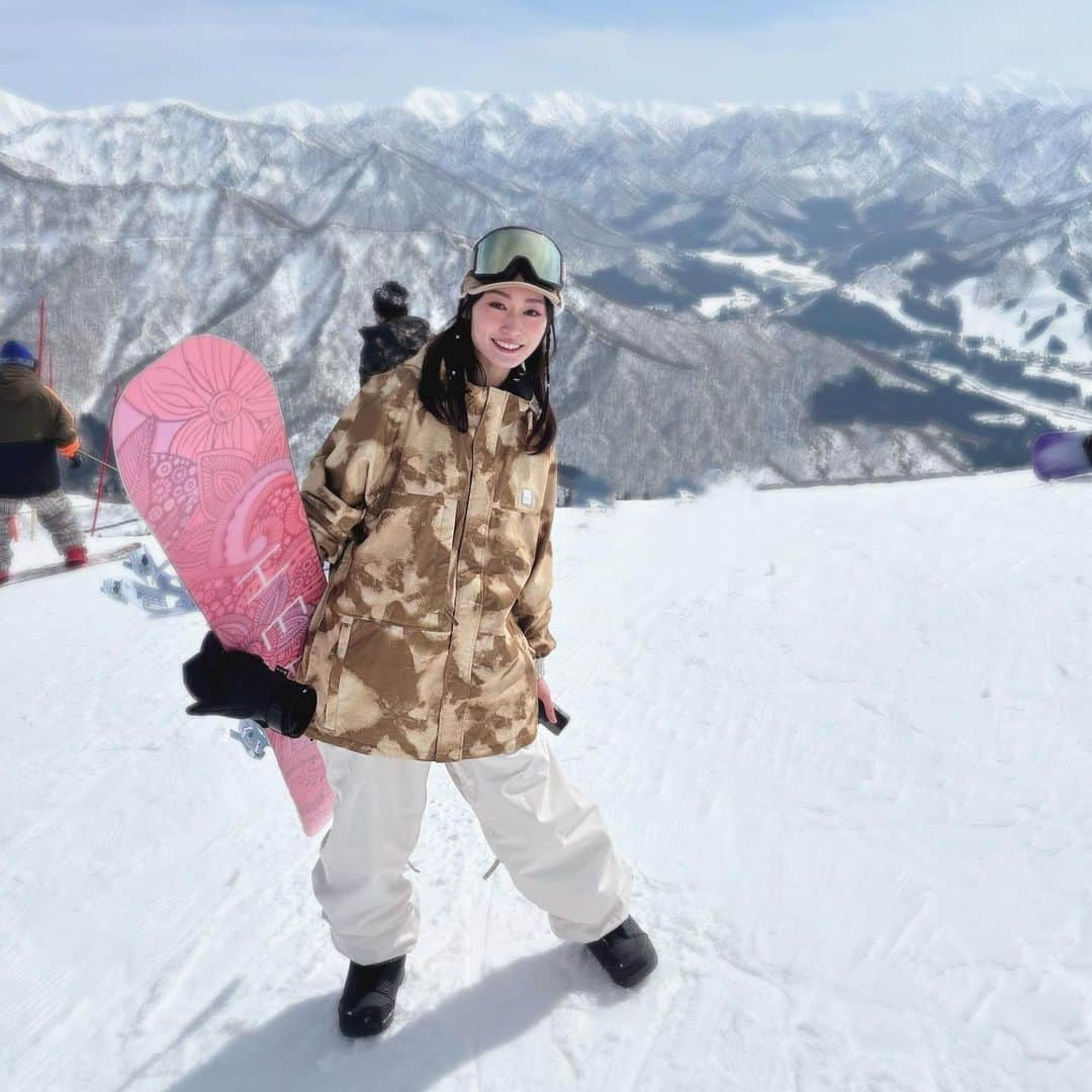 真崎かれんのインスタグラム：「@snowangel_mag さんの撮影で 初の上越国際・岩原スキー場へ！🏂  スノボーを始めてもう10年以上は経つけど、 まだまだ行ったことないスキー場が沢山あるから、 とっても楽しかった😆  そしてボードもウェアも、 ほんっとにどタイプ。😍  私は今全身筋肉痛です…😶笑  #snowangel #snowbording #snowbordgirl  #上越国際スキー場 #岩原スキー場 #スノボー女子 #🏂」