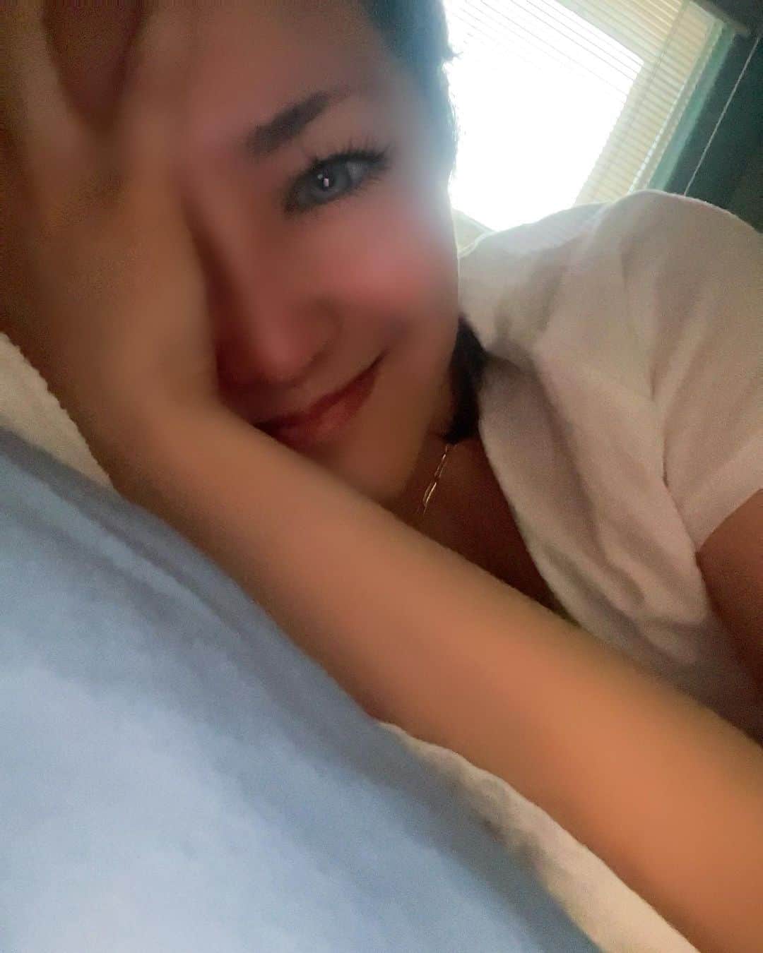 希良梨のインスタグラム：「me alegro de haber venido a mexico🌻  メキシコ🇲🇽に来て、良かった。  家で、大好きでよく飲む、 メキシコの国の代表的な飲み物、 agua de jamaica🌺(ハマイカ水)を、ハウスオーナーの彼女が作り方を教えてくれて、お家でも買わないでハンドメイドで飲めるようになった❤︎  周りのメキシコ人は、とても親切で優しく陽気でハッピーで、毎日の暮らしをとても楽しんでいる。自分を大切に扱い、愛することを学んだ。そうでなければ、人のこともきちんと愛せない。  私も、いつの間にか、時間を忘れ、メキシコの暮らしに没頭してしまった。 スペイン語の課題もある。📚語学については英語や中国語の時はどうだったのだろう…と、思い出すきっかけにもなった。 とにかく慣れるしかないw 自分にとって、第4語となるスペイン語の勉強は、楽しみの一つだ。  そして、メキシコは外出すれば全てがARTでため息をつくほど美しい。それがどんな景色でも。 音楽も最高だ。 そして、チップの制度があって、仕事の無い人達が自ら働いていたりして、その人たちにはもし手伝ってもらったら必ずチップを渡すのを忘れない様に心がけている。弱者にとても優しいのが、私の見えるメキシコだ。優しい世界があるのを見た時、私は涙したことを絶対に忘れない。やっぱり直感でここを選んだことは間違っていなかったって思った。  人生観を変えてくれて、ありがとう。 いつも、土地との出会いに意味があるんだね。  さぁ、引き続き頑張ろう❣️  奮闘するでww😂 日本語喋って無いから文章おかしかったらごめんなさい😂🥰🙏喋っててもおかしいかぁー！！ww   Have a nice day 🌸  ・ ・ ・ ・  #cdmx #cdmxlife」