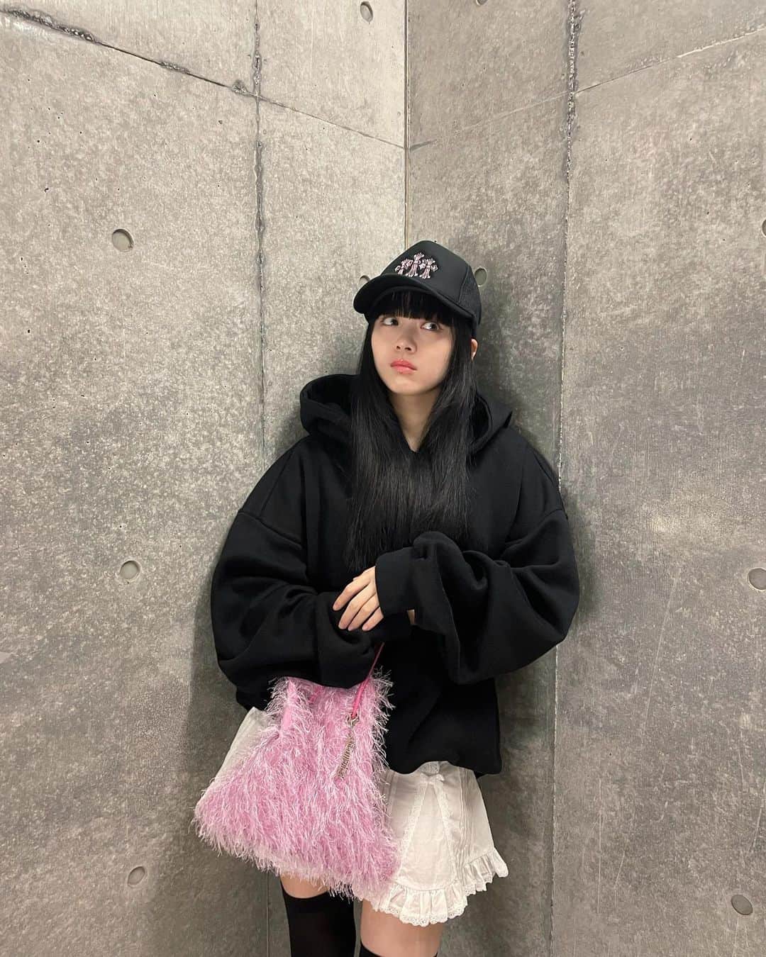 ゆらのインスタグラム：「最近青みピンク好き  天気良くね🌸」