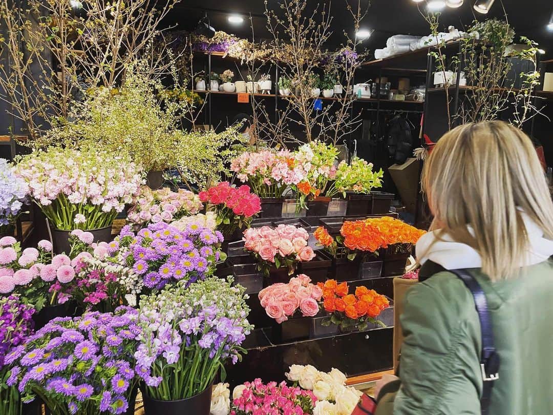 カン・ユンジのインスタグラム：「I love flowers 🌺🌸」