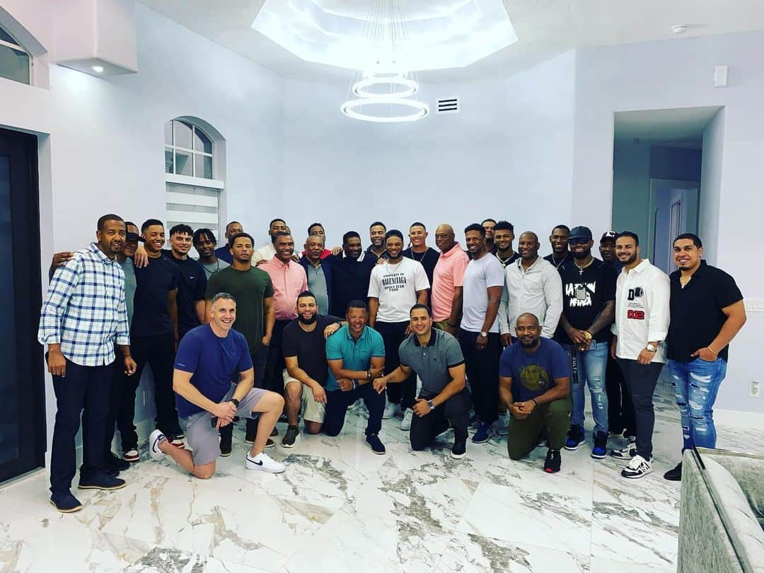 ネルソン・クルーズさんのインスタグラム写真 - (ネルソン・クルーズInstagram)「Nuestro equipo los Domi orgulloso de formar parte de tan bonito grupo todos por la corona 🇩🇴🇩🇴🇩🇴🇩🇴」3月8日 11時57分 - ncboomstick23