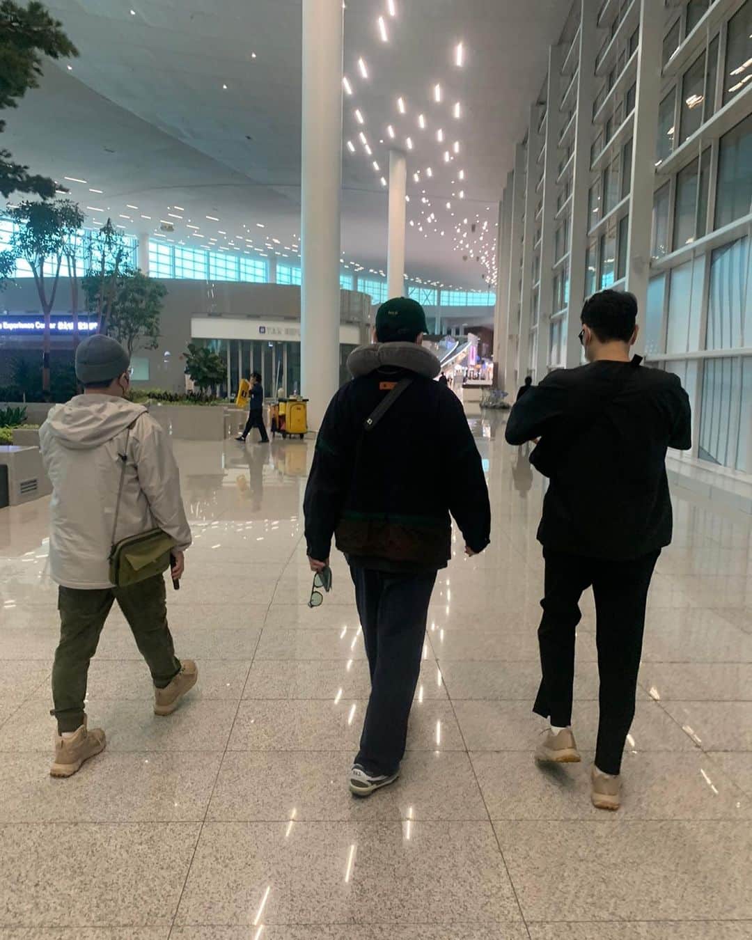 クォン・ユルのインスタグラム：「DAY1 비하인드 #텐트밖은유럽스페인」