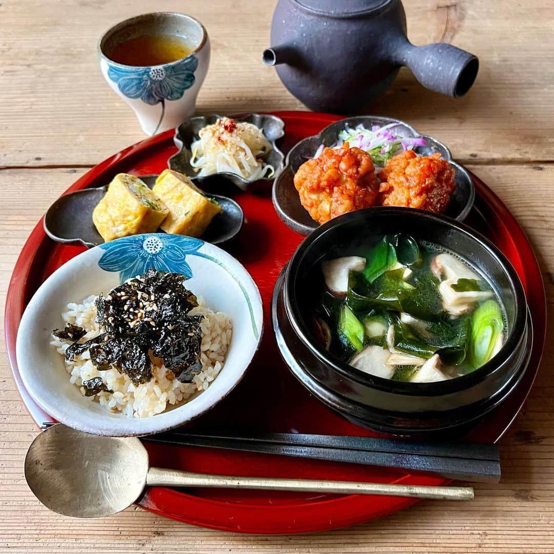 ひろσ(´～｀*)のインスタグラム：「☆ 🍴ヤンニョムチキン 🍴ねぎ入り玉子焼き 🍴もやしのナムル 🍴玄米ごはん 🍴わかめのスープ ． ． 昨日のお昼でこんにちは😃 投稿し忘れてるのが 溜まってきたので 近いものから😂 ． ． ミヨッククは 椎茸と長ねぎも入れて 初めに炒めるので ねぎも香ばしくて おいしくなりました☺️ 玄米ごはんは韓国海苔の ふりかけで💕 ． ． ・・・・・・・・・・・・・・・ #昼ごはん#常備菜#作り置き #つくりおき#ごはん#おうちごはん#手作りごはん#マカロニメイト#てづくりごはん365# お昼ごはん#からだにやさしいごはん #体に優しいごはん#うつわ好き#器好きな人とつながりたい #japanesefood #lunch #おひるごはん#おうちランチ#おうちカフェ#ひとりごはん #韓国料理#韓国ランチ#大谷桃子#安福由美子 #ヤンニョムチキン#玄米#玄米ごはん #양념치킨#점심#집밥」