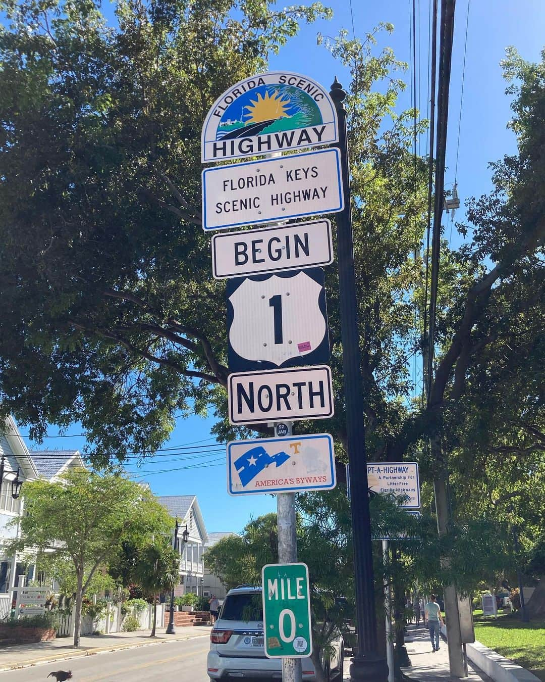 白鳥羽純さんのインスタグラム写真 - (白鳥羽純Instagram)「🇺🇸 アメリカ最南端！！ Southernmost Point USA Key West, FL  目と鼻の先にはキューバです🇨🇺  そして国道1号線〜！🔜🔛 BEGINとENDの標もありました🔚 フロリダ州キーウェストを起点として、東海岸沿いにカナダとの国境まで繋いでいるそうです  #キーウェスト #アメリカ最南端 #90miletocuba #SouthernmostPointUSA #homeofthesunset #USroute1」3月8日 12時21分 - hasuminst