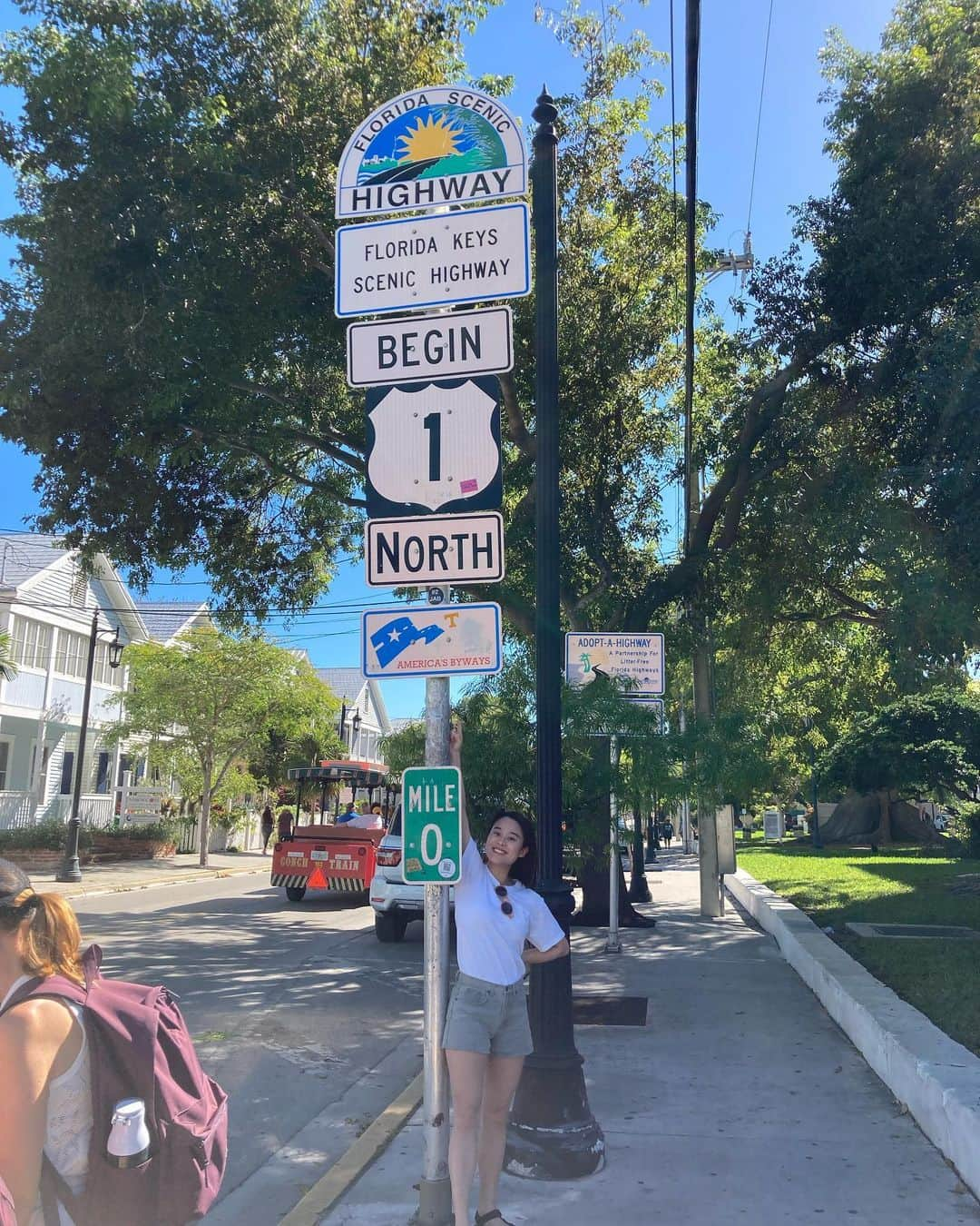 白鳥羽純さんのインスタグラム写真 - (白鳥羽純Instagram)「🇺🇸 アメリカ最南端！！ Southernmost Point USA Key West, FL  目と鼻の先にはキューバです🇨🇺  そして国道1号線〜！🔜🔛 BEGINとENDの標もありました🔚 フロリダ州キーウェストを起点として、東海岸沿いにカナダとの国境まで繋いでいるそうです  #キーウェスト #アメリカ最南端 #90miletocuba #SouthernmostPointUSA #homeofthesunset #USroute1」3月8日 12時21分 - hasuminst