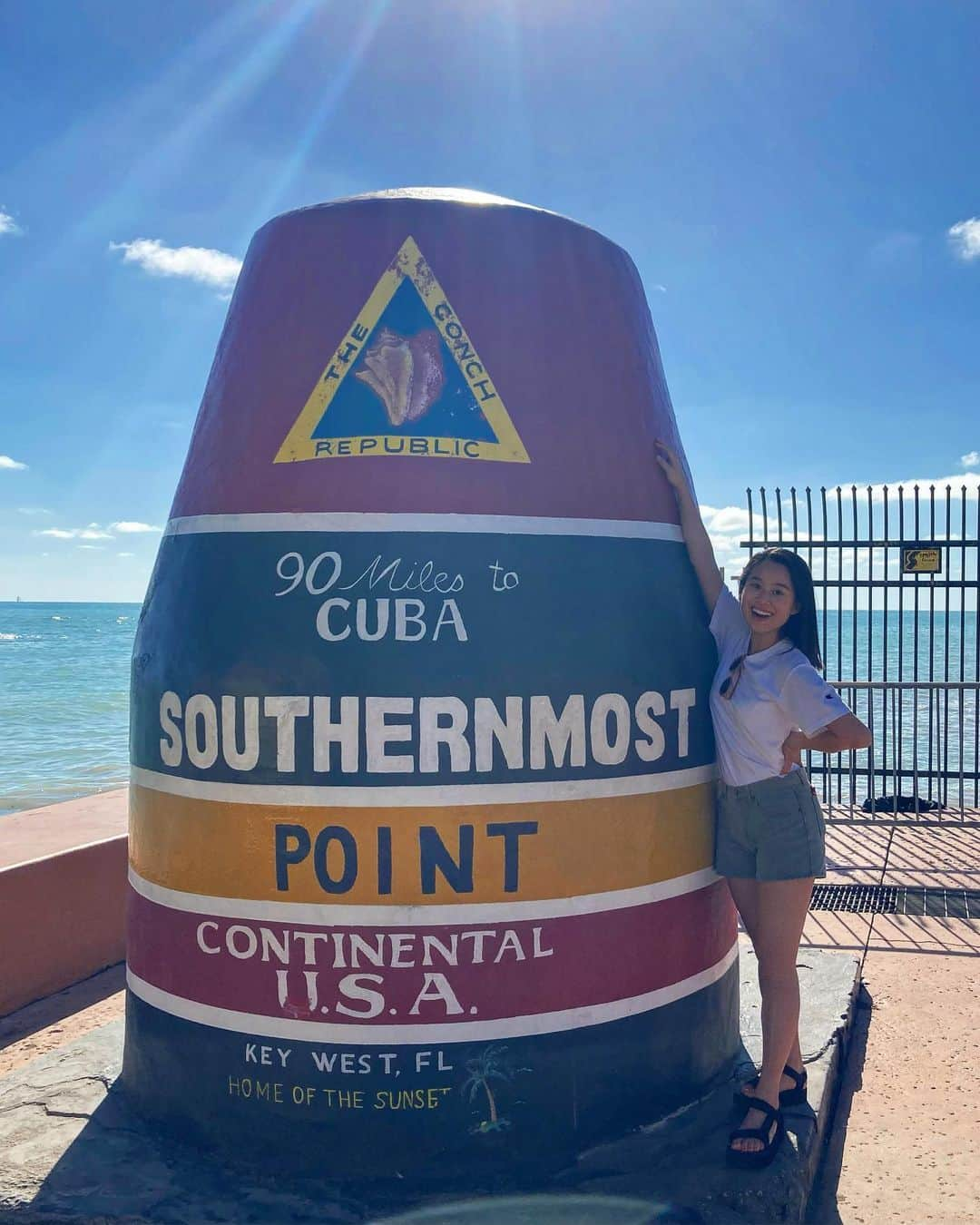 白鳥羽純さんのインスタグラム写真 - (白鳥羽純Instagram)「🇺🇸 アメリカ最南端！！ Southernmost Point USA Key West, FL  目と鼻の先にはキューバです🇨🇺  そして国道1号線〜！🔜🔛 BEGINとENDの標もありました🔚 フロリダ州キーウェストを起点として、東海岸沿いにカナダとの国境まで繋いでいるそうです  #キーウェスト #アメリカ最南端 #90miletocuba #SouthernmostPointUSA #homeofthesunset #USroute1」3月8日 12時21分 - hasuminst