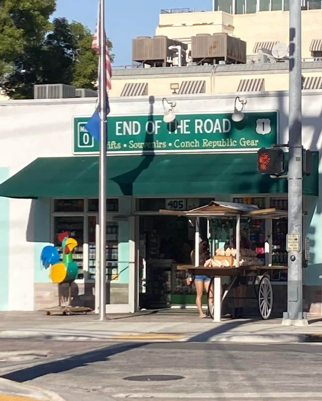 白鳥羽純さんのインスタグラム写真 - (白鳥羽純Instagram)「🇺🇸 アメリカ最南端！！ Southernmost Point USA Key West, FL  目と鼻の先にはキューバです🇨🇺  そして国道1号線〜！🔜🔛 BEGINとENDの標もありました🔚 フロリダ州キーウェストを起点として、東海岸沿いにカナダとの国境まで繋いでいるそうです  #キーウェスト #アメリカ最南端 #90miletocuba #SouthernmostPointUSA #homeofthesunset #USroute1」3月8日 12時21分 - hasuminst