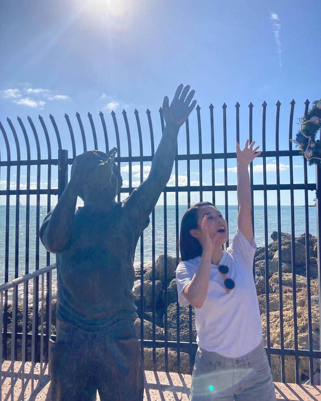 白鳥羽純さんのインスタグラム写真 - (白鳥羽純Instagram)「🇺🇸 アメリカ最南端！！ Southernmost Point USA Key West, FL  目と鼻の先にはキューバです🇨🇺  そして国道1号線〜！🔜🔛 BEGINとENDの標もありました🔚 フロリダ州キーウェストを起点として、東海岸沿いにカナダとの国境まで繋いでいるそうです  #キーウェスト #アメリカ最南端 #90miletocuba #SouthernmostPointUSA #homeofthesunset #USroute1」3月8日 12時21分 - hasuminst