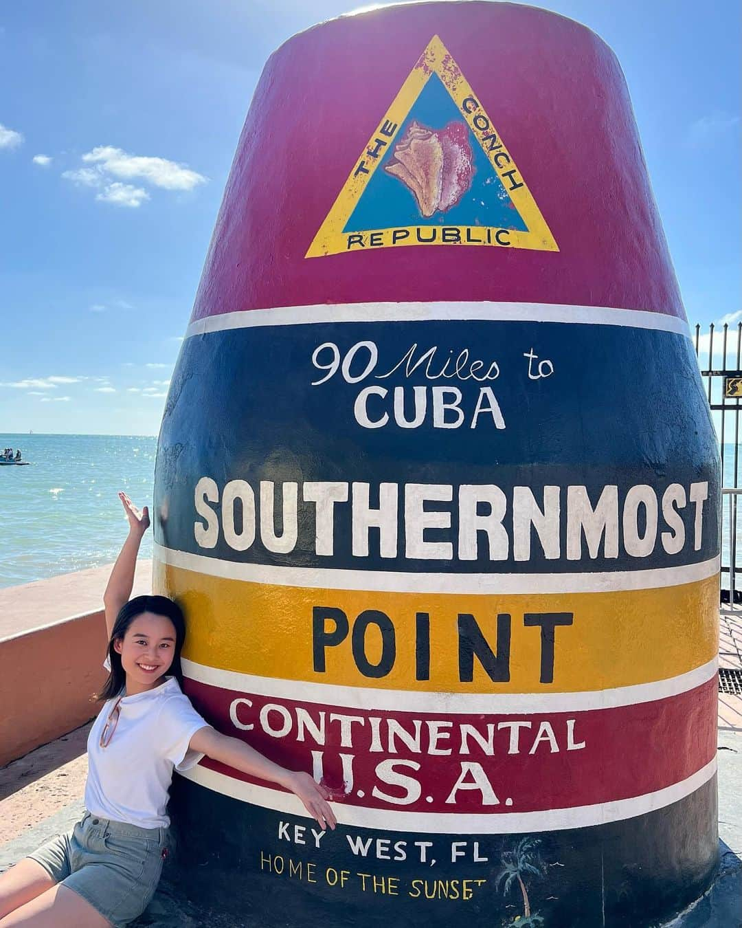 白鳥羽純のインスタグラム：「🇺🇸 アメリカ最南端！！ Southernmost Point USA Key West, FL  目と鼻の先にはキューバです🇨🇺  そして国道1号線〜！🔜🔛 BEGINとENDの標もありました🔚 フロリダ州キーウェストを起点として、東海岸沿いにカナダとの国境まで繋いでいるそうです  #キーウェスト #アメリカ最南端 #90miletocuba #SouthernmostPointUSA #homeofthesunset #USroute1」