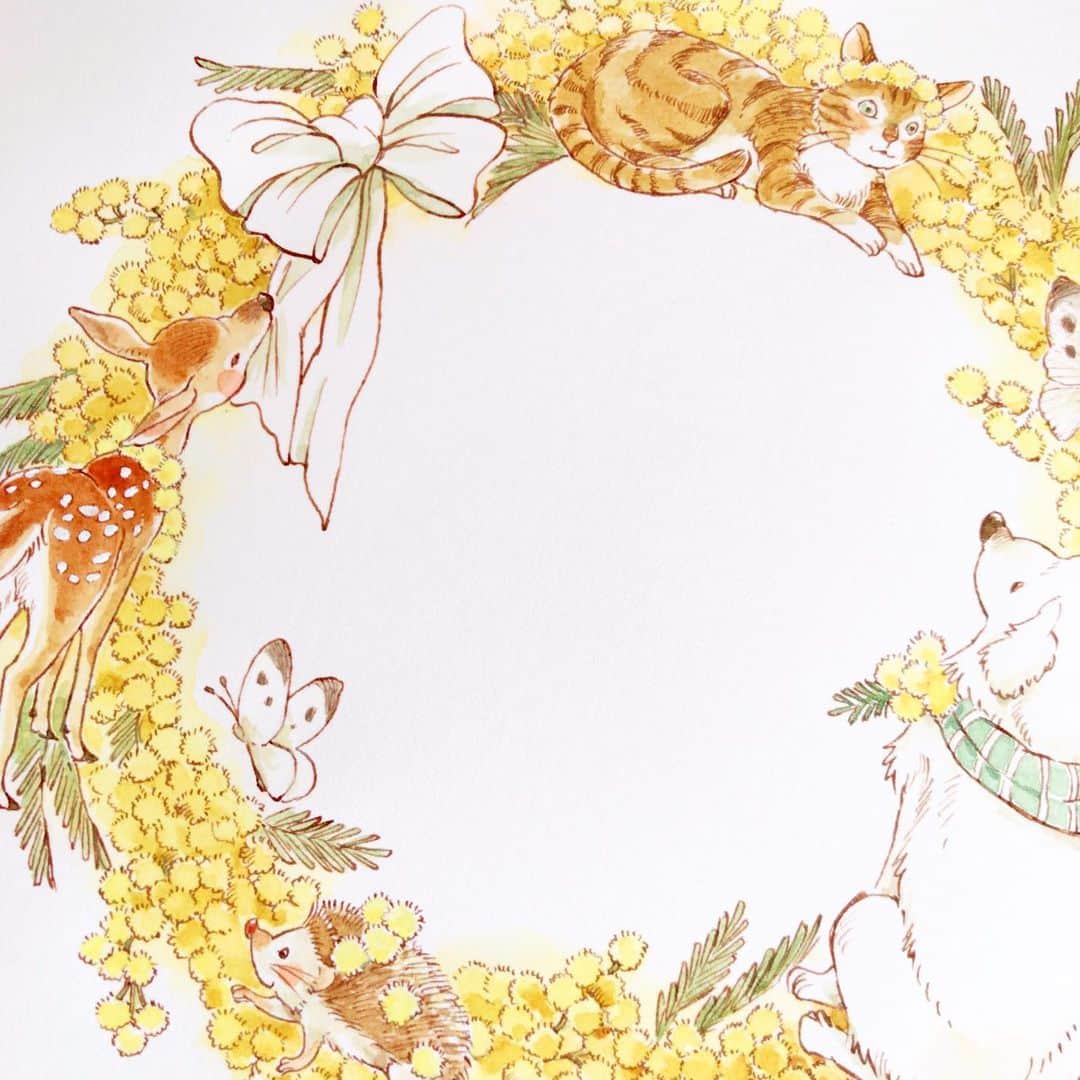 イラストレーター山崎牧子のインスタグラム：「３月８日ミモザの日  Natural Wreathカレンダー2023も ミモザのリースです♪ 友情や、思いやりなど 素敵な花言葉を持つミモザですね✨  minne等ではアートフレーム入りの ミモザのリースの絵を出品中です。 よかったらのぞいてみてください🌿 #ミモザ#ミモザの日#インテリア#リース#水彩画#イラストレーター#春#いなとめまきこ#mimosa#wreath#illustration#artwork#spring#watercolorpainting」