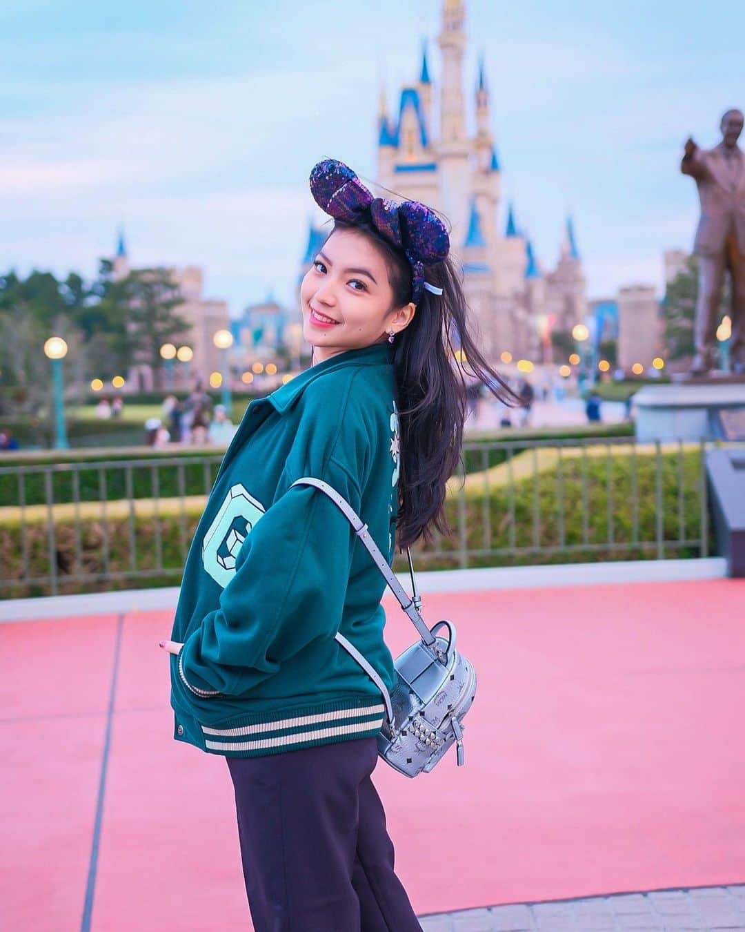 シャニア・グラシアさんのインスタグラム写真 - (シャニア・グラシアInstagram)「i’m the happiest girl on earth when i’m at disneyland🥹♥️」3月8日 21時49分 - jkt48gracia