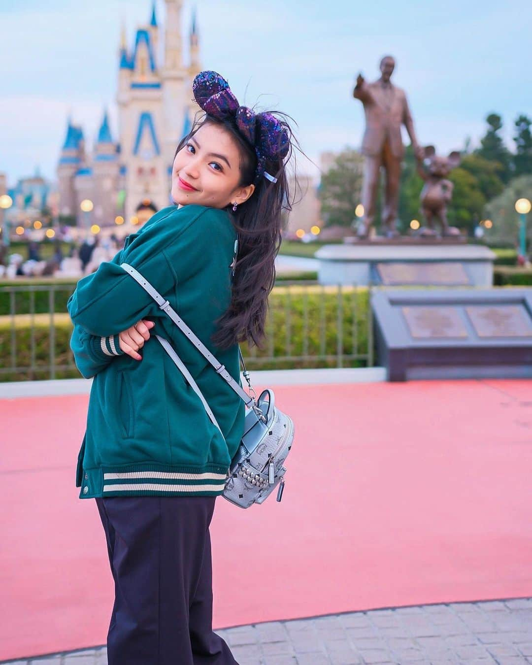 シャニア・グラシアさんのインスタグラム写真 - (シャニア・グラシアInstagram)「i’m the happiest girl on earth when i’m at disneyland🥹♥️」3月8日 21時49分 - jkt48gracia