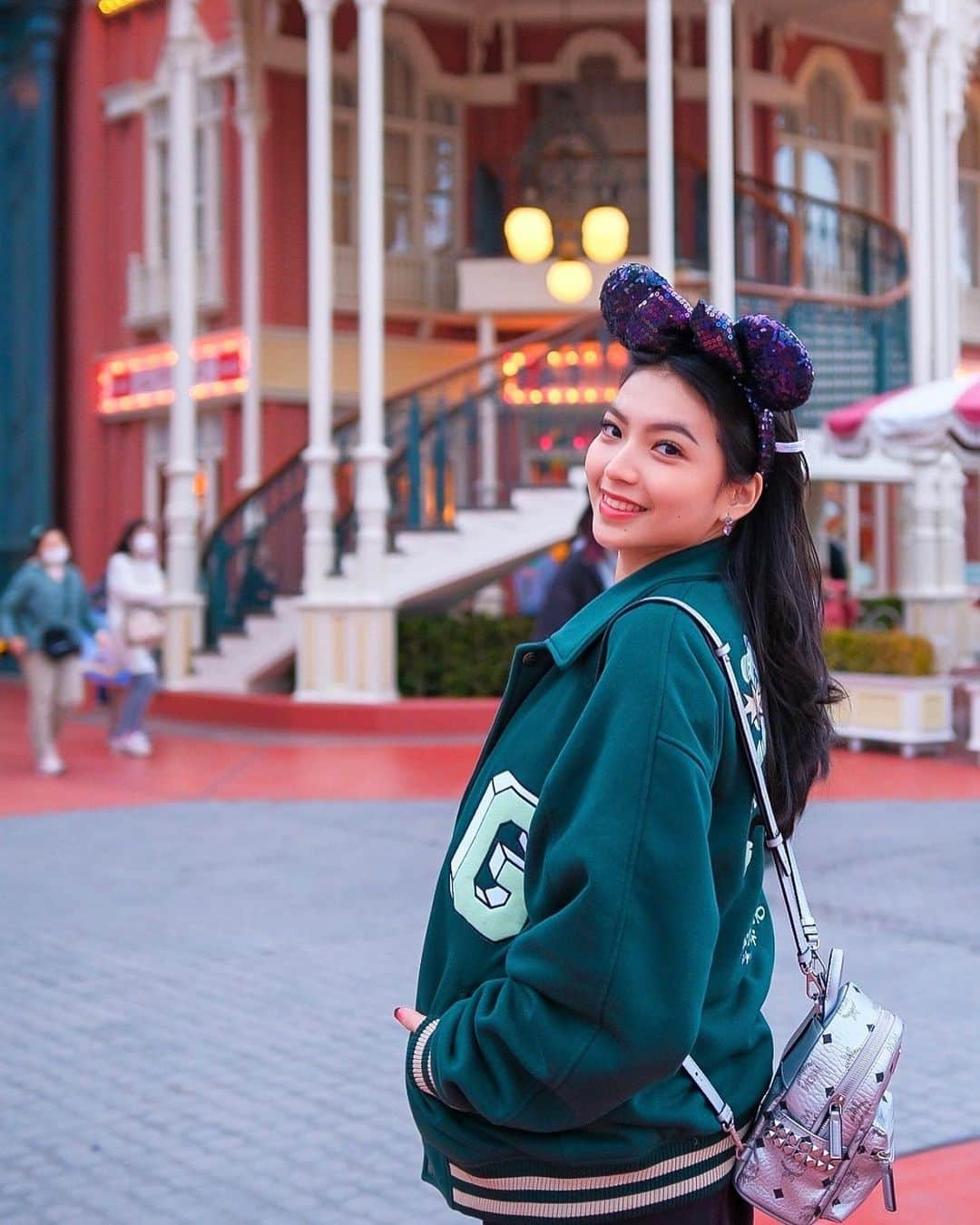 シャニア・グラシアさんのインスタグラム写真 - (シャニア・グラシアInstagram)「i’m the happiest girl on earth when i’m at disneyland🥹♥️」3月8日 21時49分 - jkt48gracia