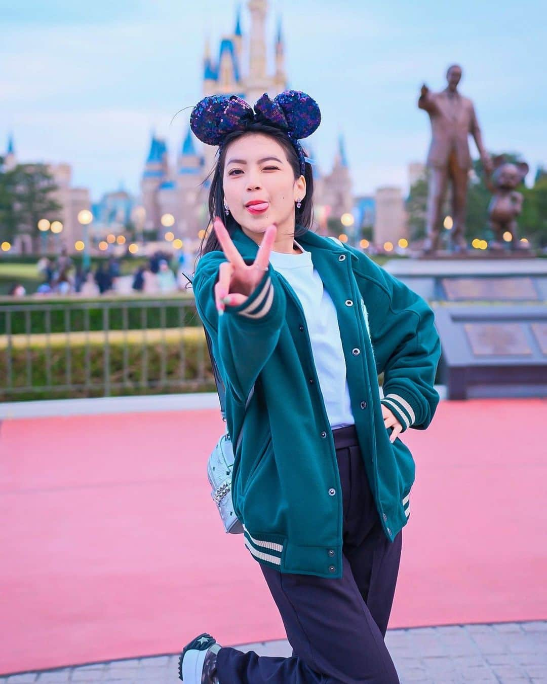 シャニア・グラシアさんのインスタグラム写真 - (シャニア・グラシアInstagram)「i’m the happiest girl on earth when i’m at disneyland🥹♥️」3月8日 21時49分 - jkt48gracia