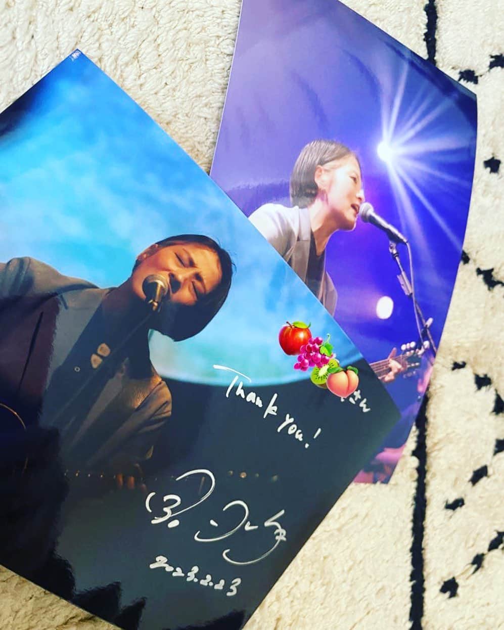 のインスタグラム：「2/23のライブ写真（ハガキサイズ）の販売は今週中で締め切りです。 めちゃくちゃ好評で嬉しいですありがとう！  忘れてたーって方、ぜひ😌  こんな感じで、宛名入りでサインを入れてお届けします。  mitamurachiharu.stores.jp」