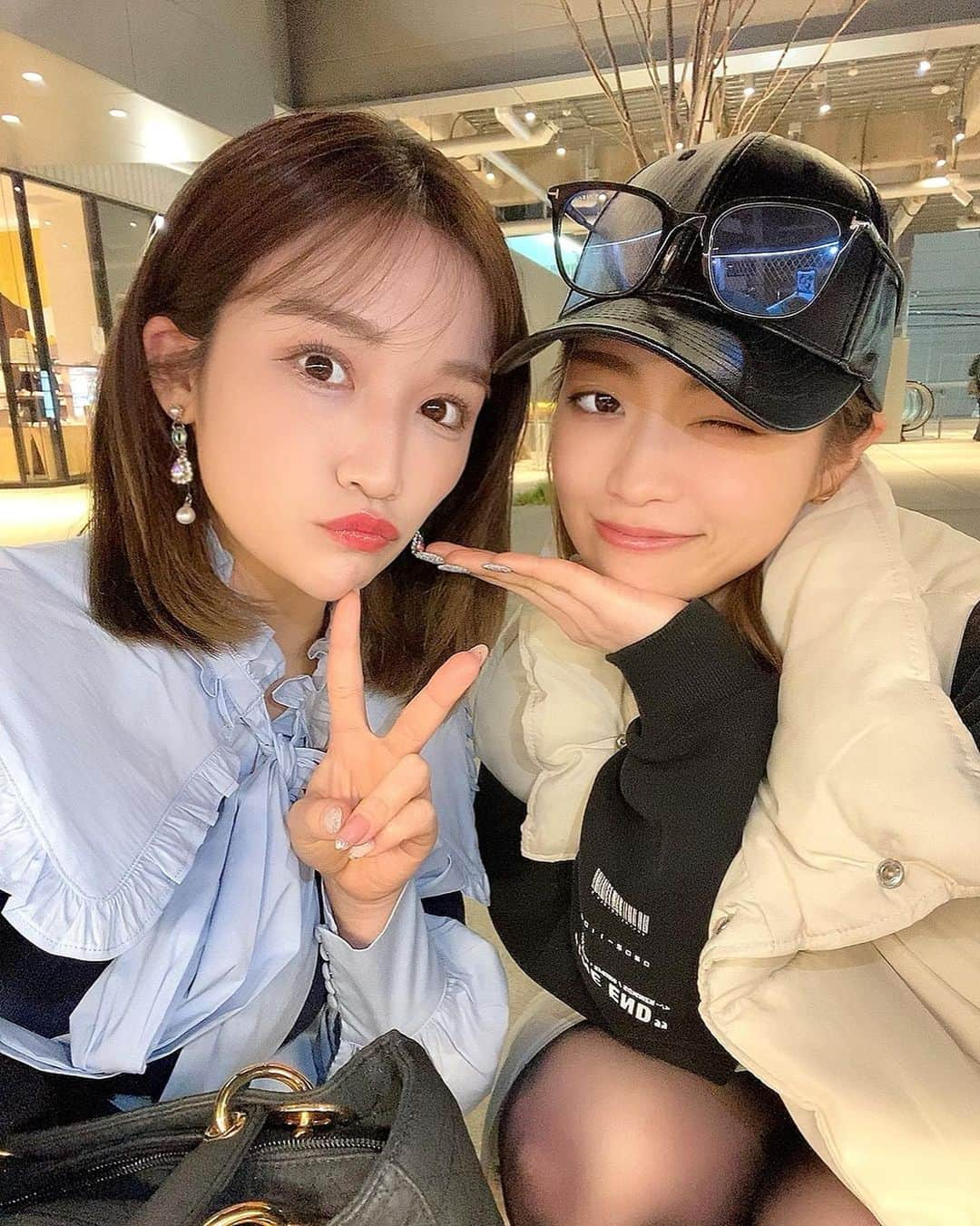 HIKARIさんのインスタグラム写真 - (HIKARIInstagram)「💗👭💗  りょたんと予定中々合わなくて 会う頻度減っちゃたけど毎月会えてる✌️  　　  そいえばこないだ約１年ぶりに ホワイトニング行ってきたよー！！ (サボりすぎた笑)  お家の歯磨きでケアはしていたけど やっぱ真っ白はお店行かなきゃね🤣  1回で白さ１番上に戻った♪  「投稿をみた」と伝えたら初回20分 無料になるんだって🙋‍♀️ 気になる方DMしてみてね✉️ @platinum_beauty_sibuya� @hikaru_mlr   _ #ホワイトニング #ホワイトニングサロン #ホワイトニングサロン東京 #ホワイトニング渋谷 #渋谷ホワイトニング #東京ホワイトニング #ホワイトニング専門店 #プラチナムビューティー #プラチナムビューティー渋谷 #セルフホワイトニング #セルフホワイトニング専門店 #セルフホワイトニングサロン #歯を白く #ホワイトニング東京 #東京ホワイトニングサロン」3月8日 21時48分 - hikari_niko424