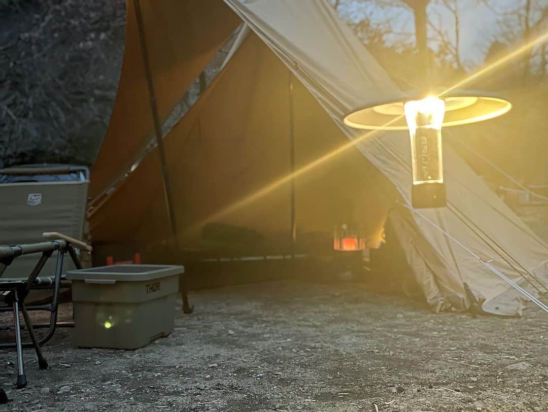鍵本輝さんのインスタグラム写真 - (鍵本輝Instagram)「キャンプ記録📝 昼間はかなり暖かくまさに キャンプ日和！ 新調したテントにマルチグリル、最近手に入れたギアも活躍してくれました🔥 夜はやはり寒く去年買った灯油ストーブが大活躍。  #キャンプ #キャンプギア #テント#ストーブ#サーカスtc #マルチグリル #趣味」3月8日 21時53分 - lead_akira