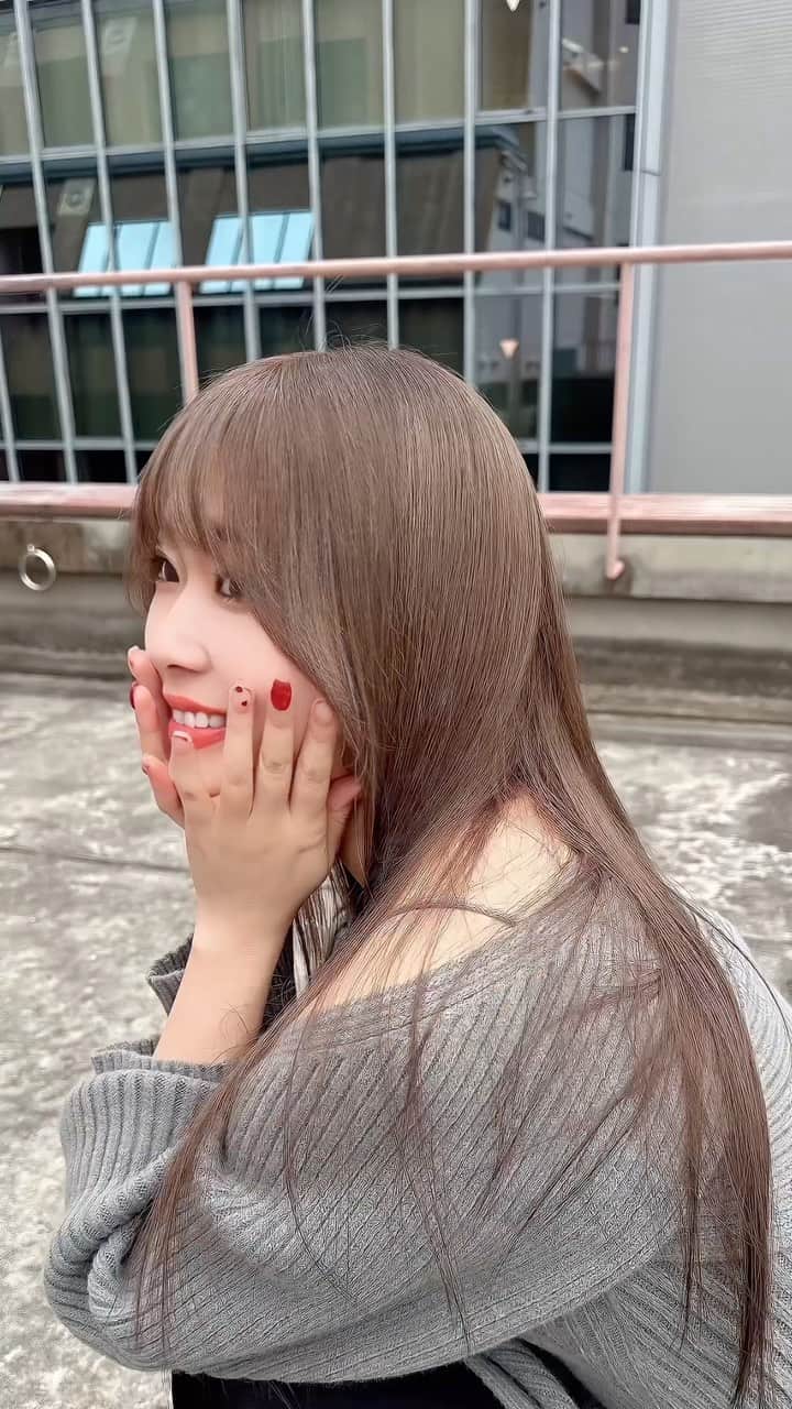 藤川沙弥のインスタグラム：「明るくしたり暗くしたり← @white.white.michael  ワガママすみません🥺🙏🏻 丁寧にカラーしてくれるので痛みも最小限🪄 ブリーチ2回してもらってるので 最近は濃い目に色入れてもらって 色抜けしていくのを楽しんでるっ☺️🫶🏻  opは @shopcider @shopcider_jp  👀は @onlinecontact で feliamoのカプチーノ付けてます☕️♥︎」
