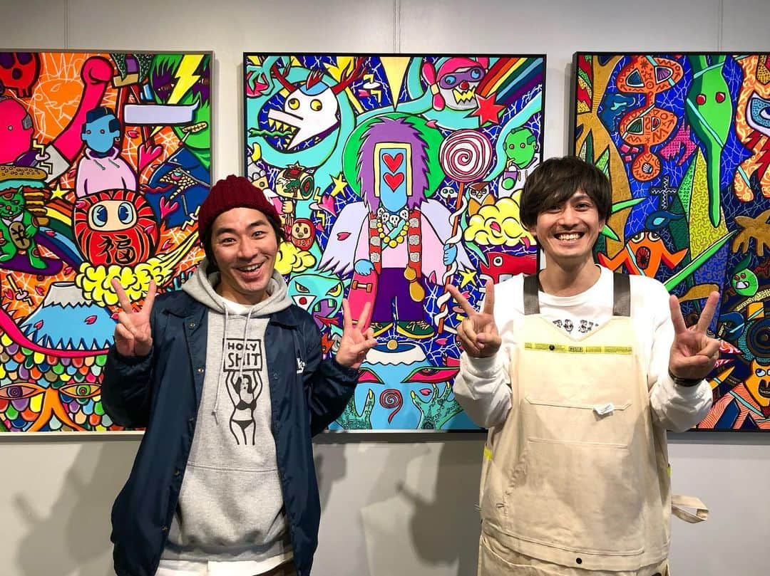 石井脩平のインスタグラム：「🎨 『Mr.シモキタ』こと『Mr.ダブルピース』こと『かんしさん』こと『ピストジャムさん』の初めての個展【極彩奇天烈板絵図】にお邪魔してきました。 　 　 個展おめでとうございます！言いながら、なんやかんやで、気付いたら午前中から4時間半も在廊さしてもろてました。 ほんま意味分からん後輩です。すんません。 いつもお世話なってるだけに、何か微力ながらお手伝いできることありましたら…言うて、4時間半は流石に意味分からんわ。 　 　 隣の併設されてるカフェの方に以前2年前? 3年前? とかに、コマンダンテ石井さんに連れて来てもろた事がありまして、知らん間に僕のiPhoneがお店のFree WiFiに接続されてて、恥ずかしいなぁ思いながら、コーヒーも美味しいし、そんなんもあって、僕にとってはとても居心地良かって、ほんま長居さしてもろてすんません。 　 　 　 🖼 僕が居る間だけでも、沢山の芸人仲間や、シモキタの方々や、吉本関係者やら、ネット記事やらSNSで初めて知って来られた方々や、入れ替わり立ち替わりお客様がいらっしゃって、その方々にひとつひとつ丁寧に作品のこと説明されてる姿がとても印象的でした。 　 　 途中、同期の元芸人で今イチナナライバーとして活躍してる寿ん平もたまたま久々に会えて、ずっと昔に「近藤商店」というライブ前に「しもきた空間リバティー」の楽屋で3人で喋ってたような事を、ずっと昔に「ピザハット下北沢店」の休憩室で3人で喋ってたような事を、今は代官山のお洒落ギャラリーでお洒落コーヒー飲みながらその3人で今も喋ってるんやなぁ…と、個人的にちょっとエモい時間もありました。  　 まぁ、それもこれも全て、かんしさんがずっと絵を描き続けてきはって、本もめでたく出版されて、色んな絵のお仕事もされて、めでたく個展を開催されて、という事に尽きると思います。 　 　 💁🏻‍♂️ 3/12(日)までやってはりますんで、皆さんも春の代官山ついでに春泥棒ついでに是非＆是非🙆🏻‍♂️ 　 　 　 #ピストジャム @pistjam1978  #アトリエピストジャム #ColorfunkyPanelJams #かまぼこ板アート #極彩奇天烈板絵図 　 #代官山 #モンキーギャラリー #モンキーカフェ  #MonkeyGallery #MonkeyCafe」