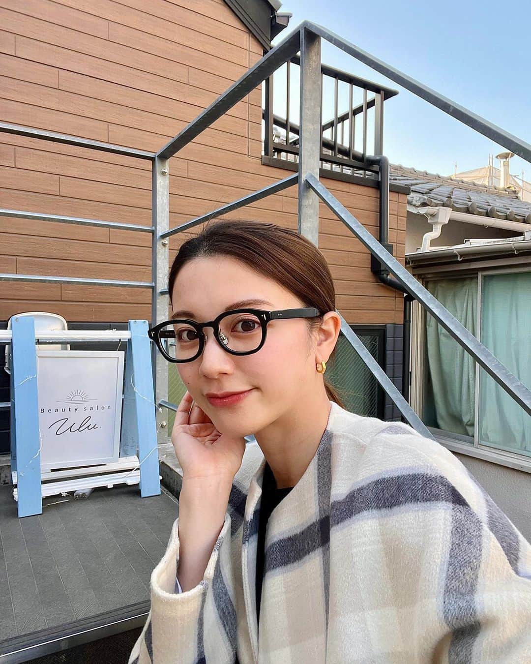 のインスタグラム：「今日は天気良くて沢山歩いた〜🌸 最近は、花粉が見える気がします🤧  久しぶりに小顔矯正へ行ってきた☀︎ 夏に向けて色々身体づくり再開。  私は特におでこから頭にかけて凝ってたらしく、施術後は視野が一気に広くなった！！すっきり！左右差のあった、眉毛の位置も対称に◎手のひらで、生え際辺りをグリグリすると良いみたいです  最近、よく着けてるお気に入りのピアス♡  六角形が可愛くて綺麗めにもカジュアルにも使いやすい！ どんな服にも合うから重宝してますっ✨  #béle#bele#bélejapan#belejapan #resee #ootd #accessory」
