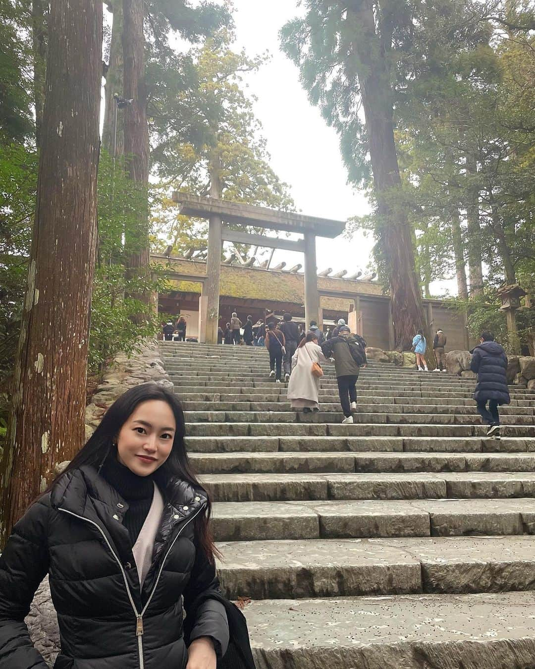 市川あまみのインスタグラム：「【伊勢神宮⛩】 今年もパワーを求めて伊勢神宮に行ってきたよ🥰今年は後厄なので厄祓いもして今年も一年快適に過ごせそうだ💪❣️ 外宮から内宮の順番でちゃんとお参りして心身浄化完了✨✨✨ . 最近生活を正してると、自分のやりたい事が明確にわかってくる🫡 . #伊勢神宮#厄祓い#パワースポット巡り#japan」