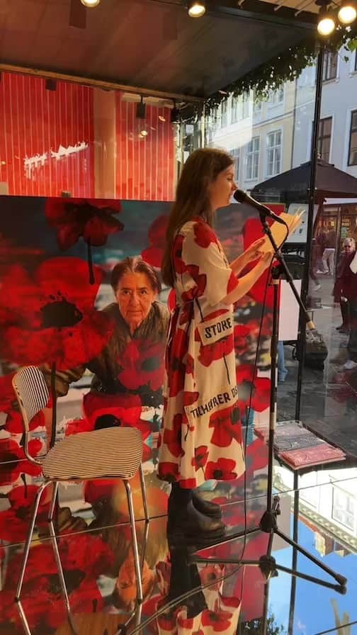 マッツノーガードのインスタグラム：「@sececilie performing spoken word ❤️」