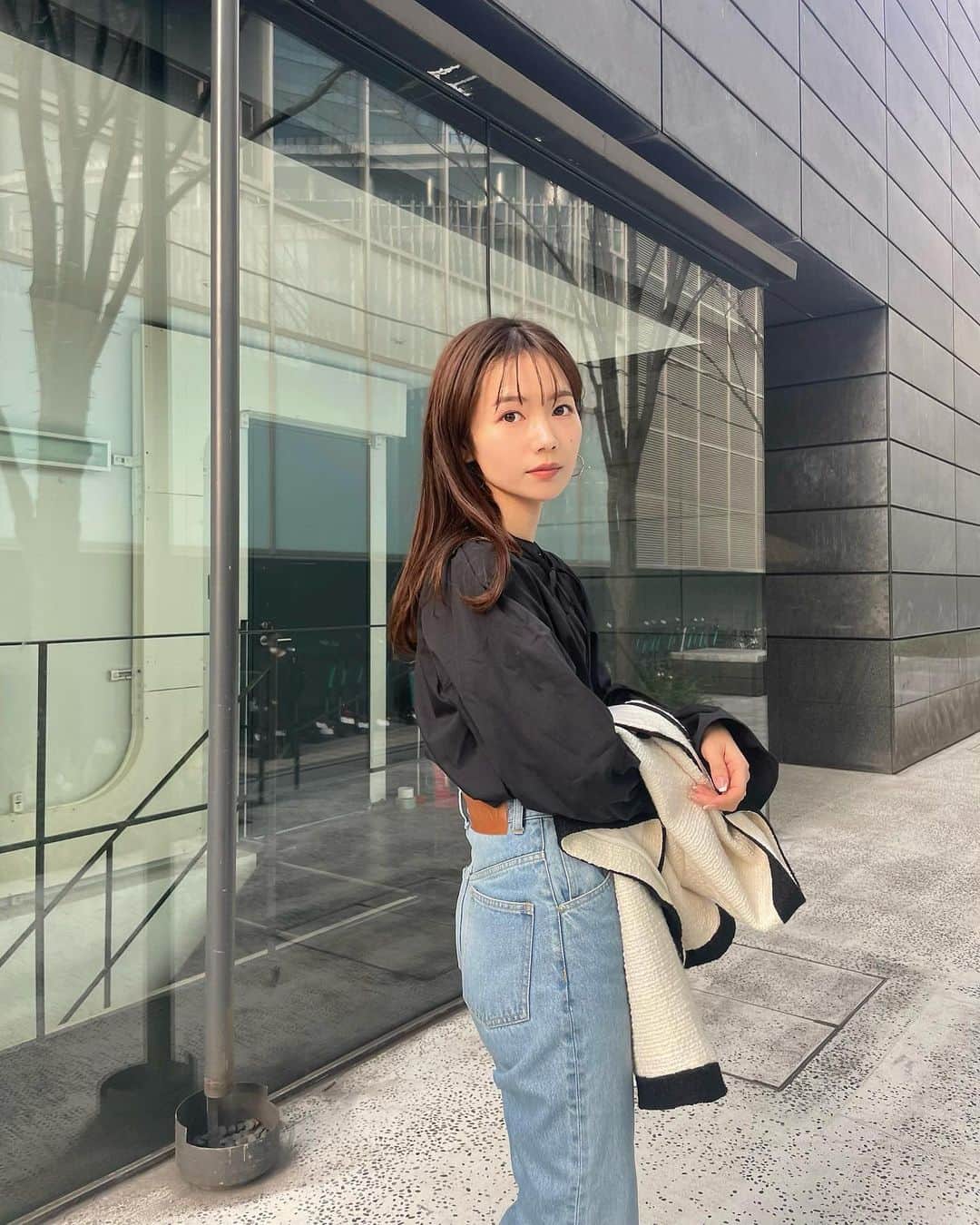 宮所舞のインスタグラム：「TODAY🖤 #dkr服  ストーリーでもお知らせ致しましたが NEUEM DENIMの再販が決定いたしました✨  3/17(fri)21:00〜再販致します。 今後の再販はございませんので この機会にぜひご検討くださいませ🫶🏻  履くほど馴染むし脚長効果抜群なので 最近はほぼ毎日NEUEMDENIM👖😙 早く白Tとデニムの組み合わせがしたい〜。  沢山お問合せ頂きありがとうございました♡」